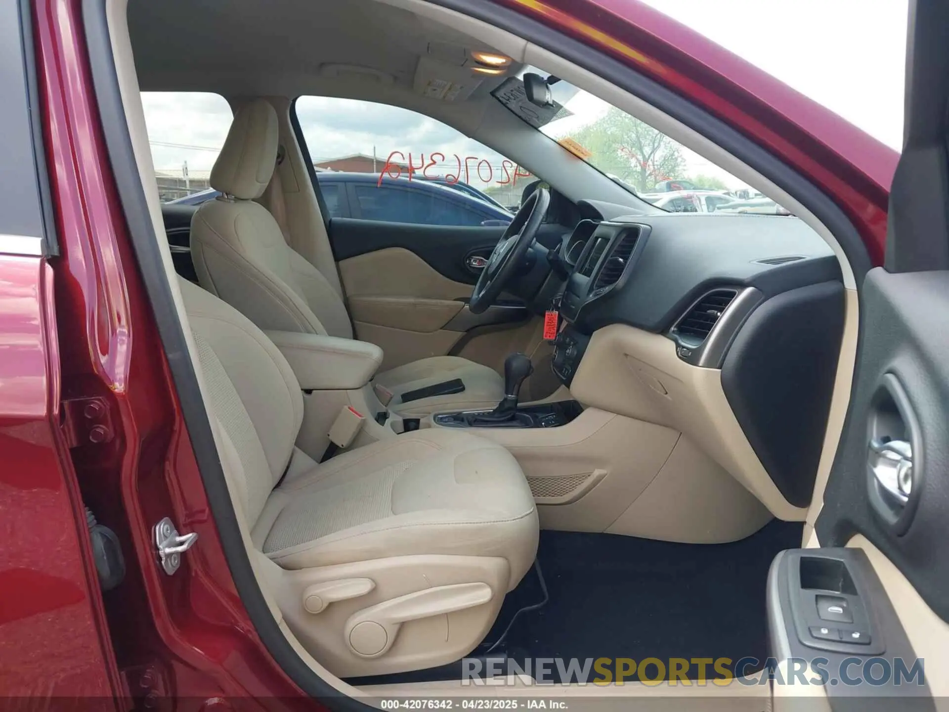 5 Photograph of a damaged car 1C4PJLCXXKD396679 JEEP CHEROKEE 2019