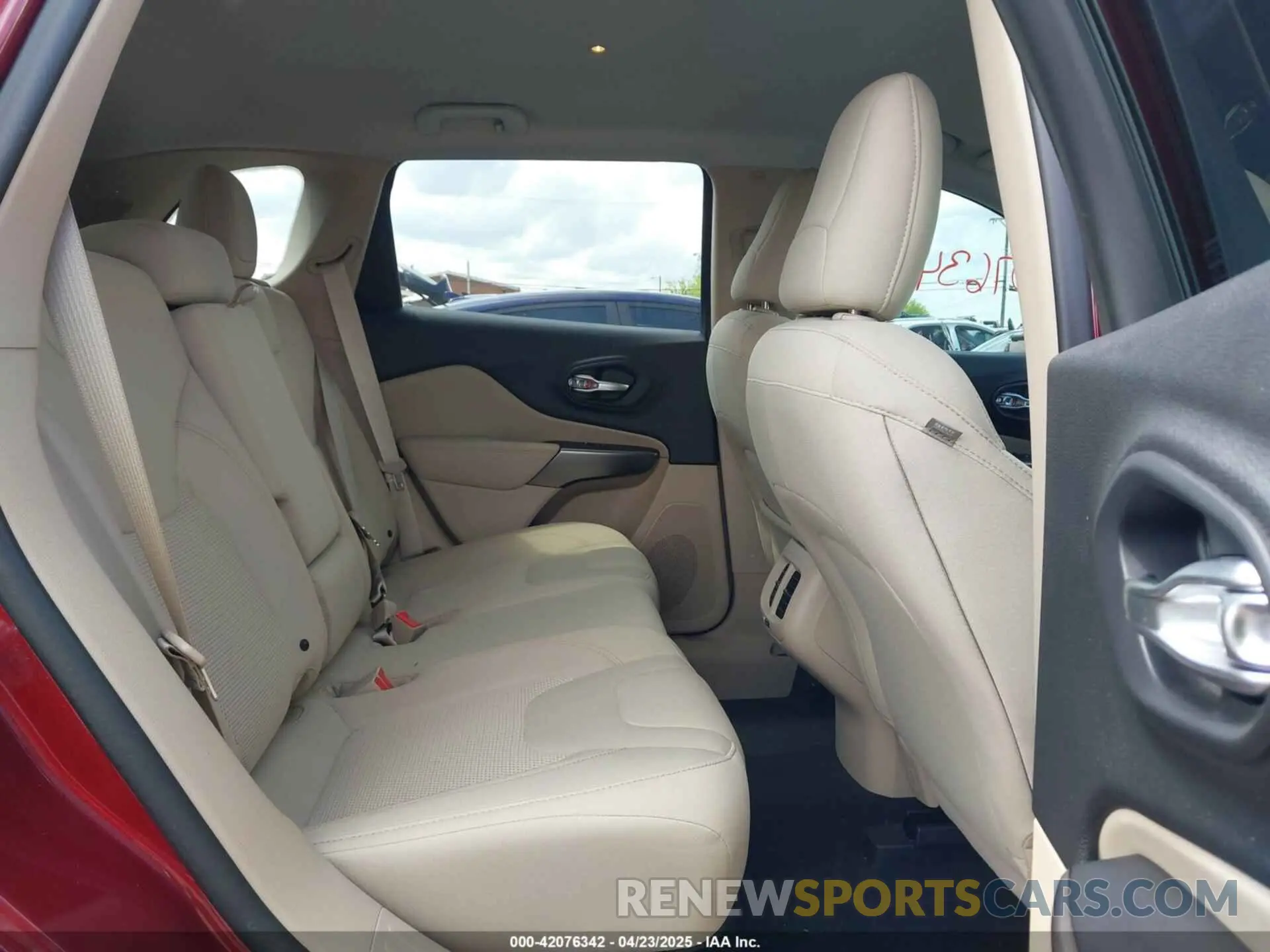 8 Photograph of a damaged car 1C4PJLCXXKD396679 JEEP CHEROKEE 2019