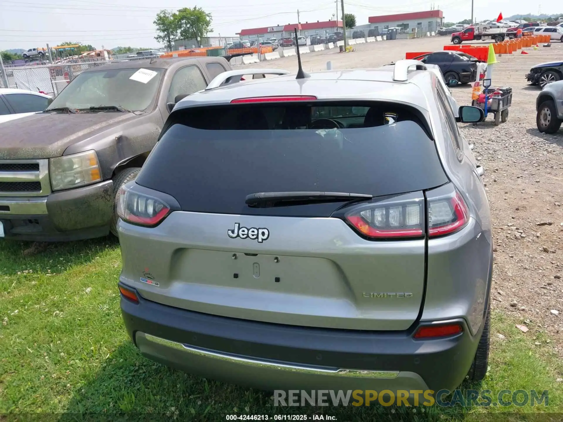 16 Photograph of a damaged car 1C4PJLDB0KD396631 JEEP CHEROKEE 2019