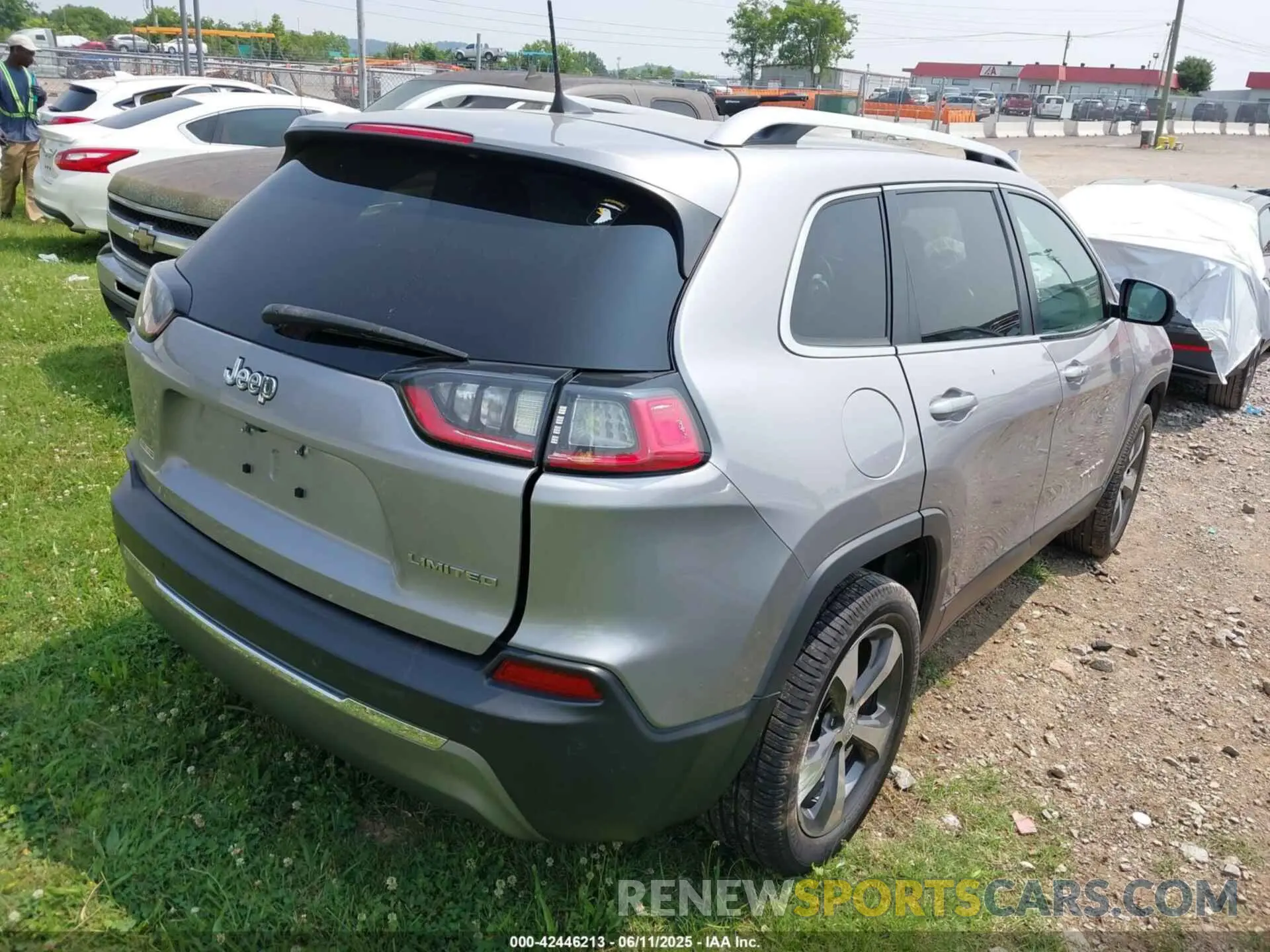 4 Photograph of a damaged car 1C4PJLDB0KD396631 JEEP CHEROKEE 2019