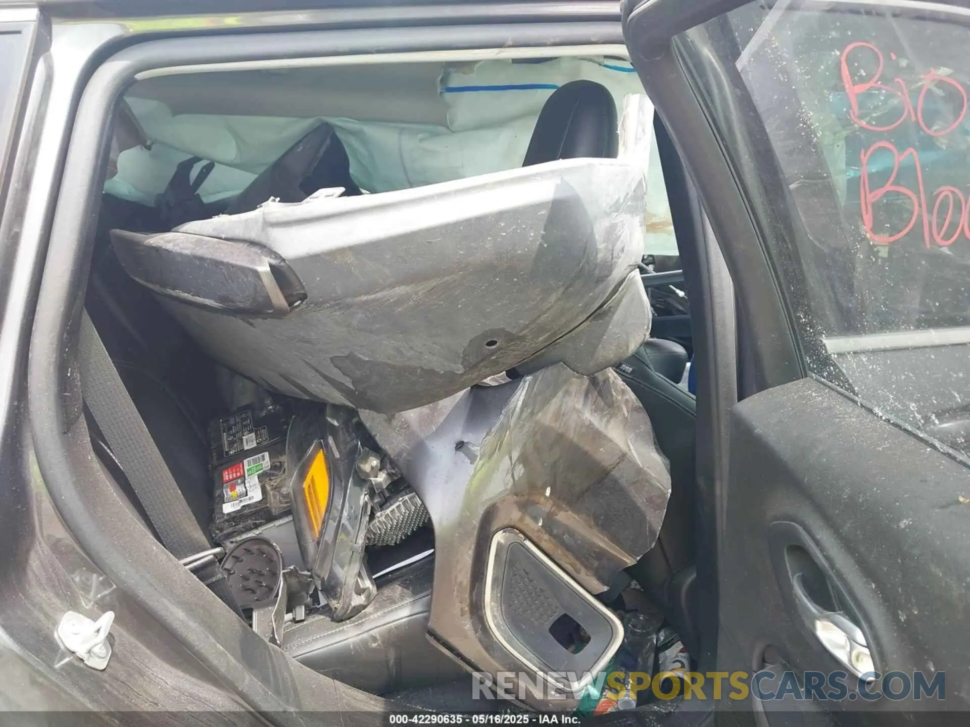 8 Photograph of a damaged car 1C4PJLDB0KD487950 JEEP CHEROKEE 2019