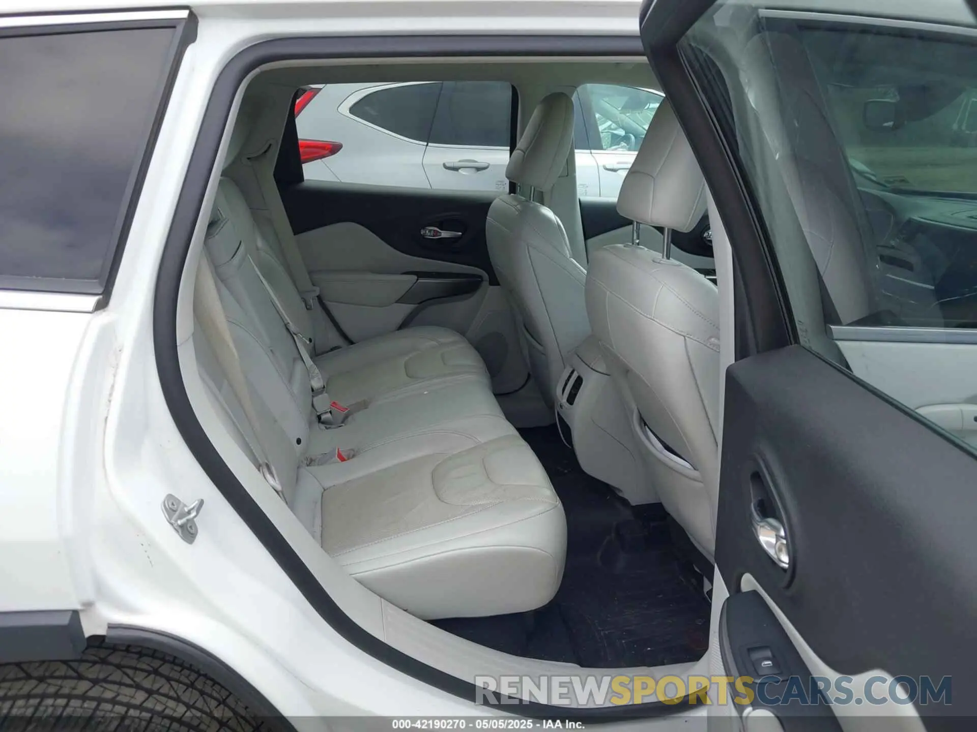 8 Photograph of a damaged car 1C4PJLDB1KD387310 JEEP CHEROKEE 2019
