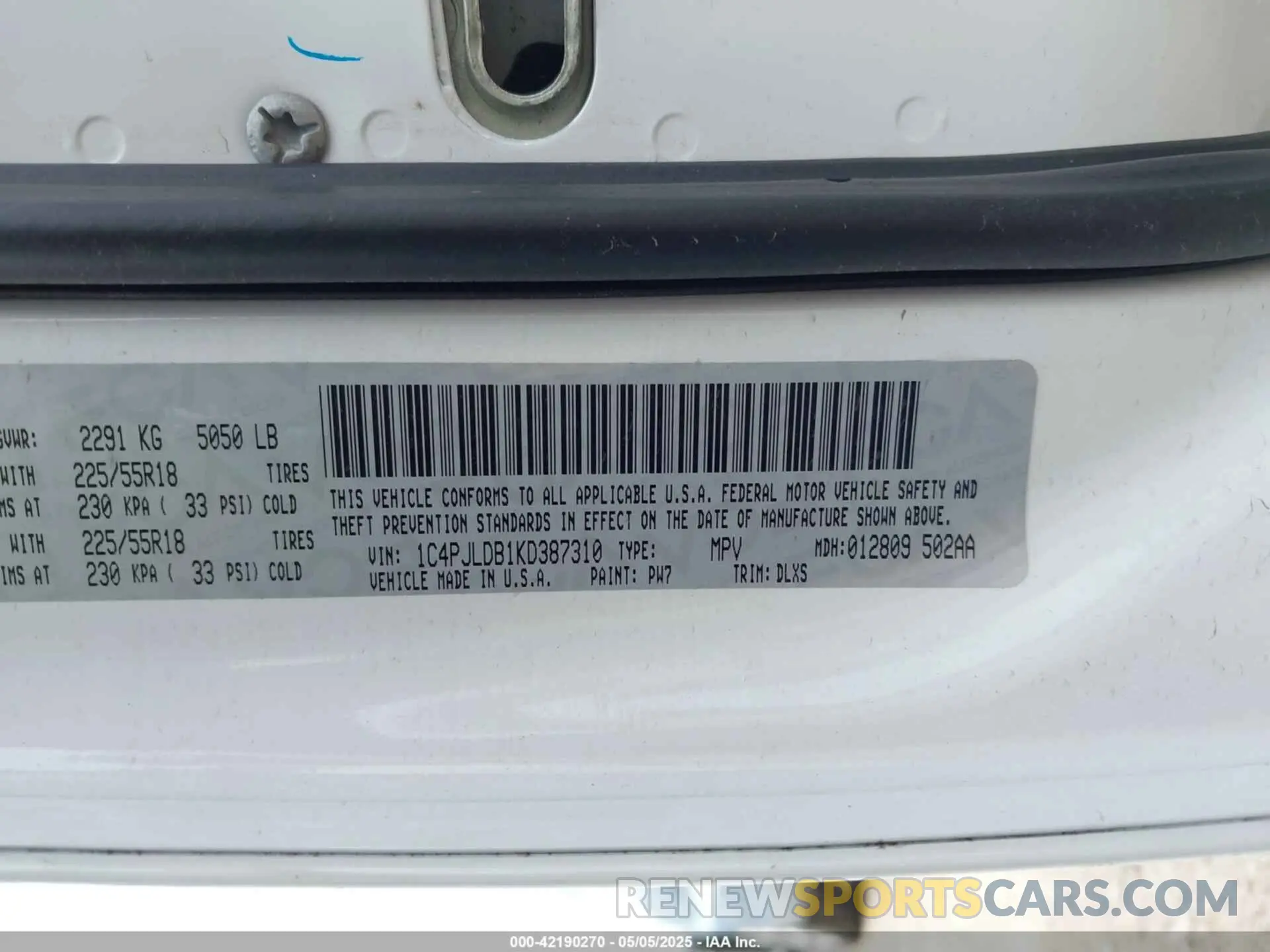 9 Photograph of a damaged car 1C4PJLDB1KD387310 JEEP CHEROKEE 2019