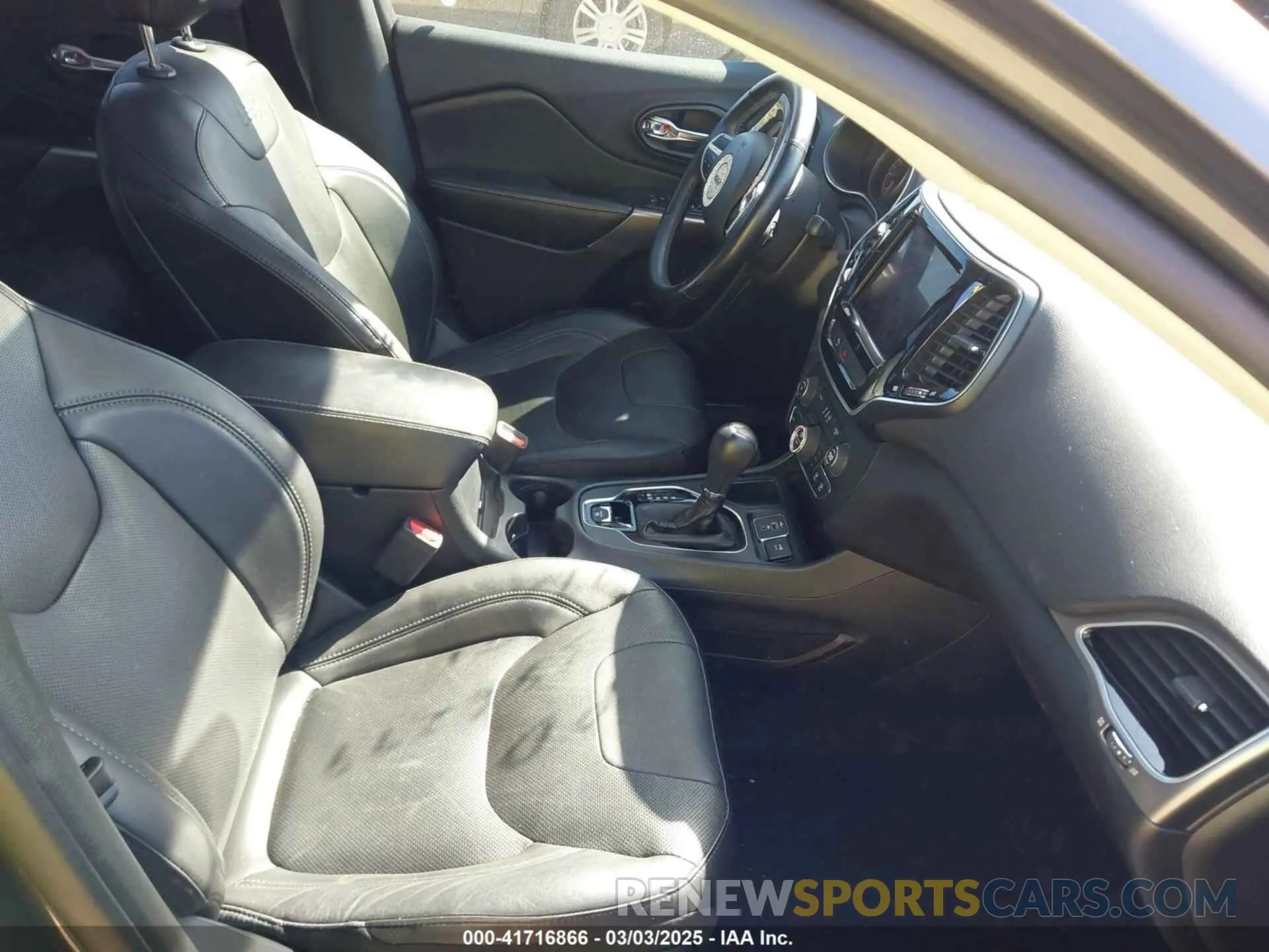 5 Photograph of a damaged car 1C4PJLDB1KD392751 JEEP CHEROKEE 2019