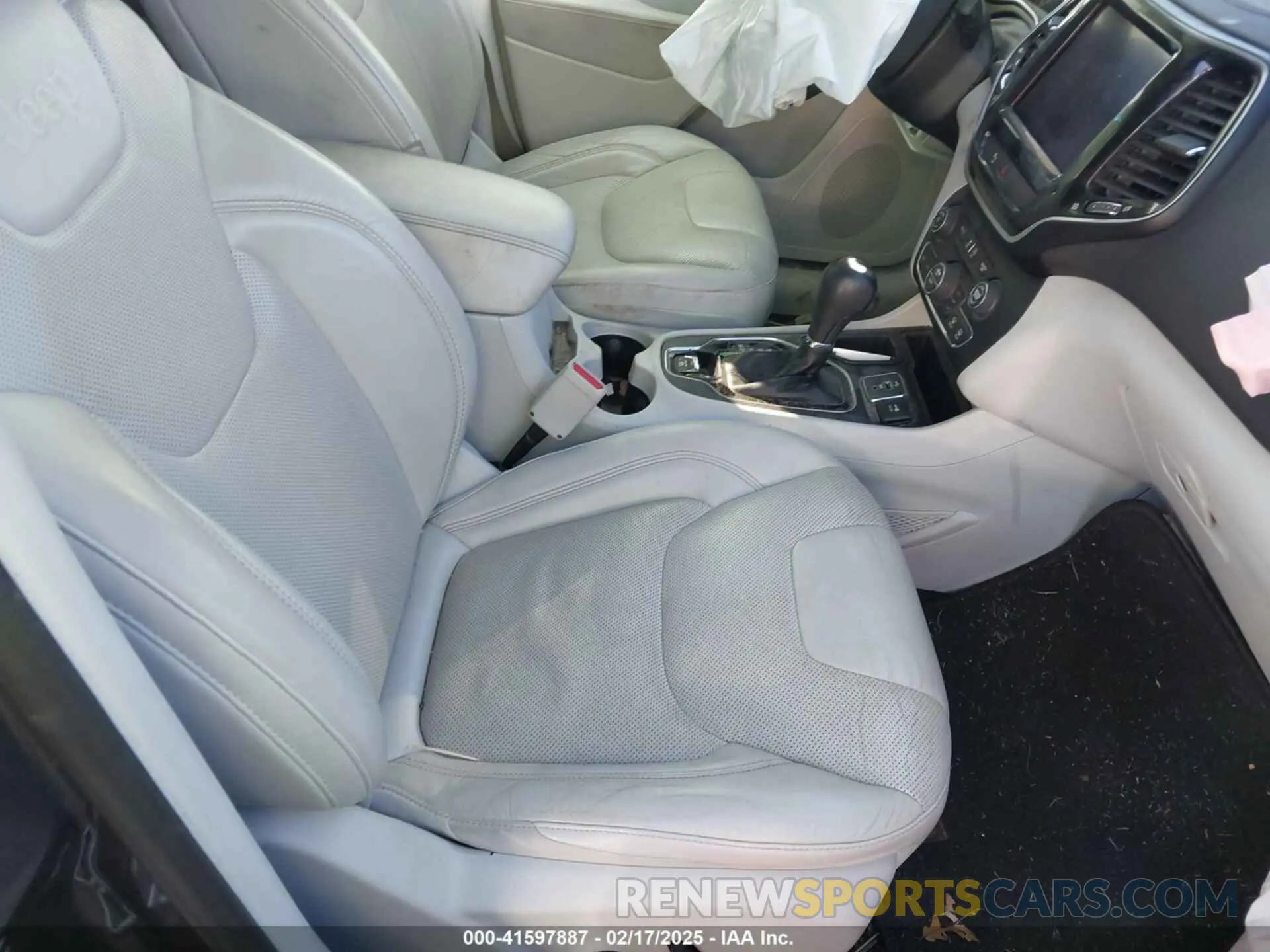5 Photograph of a damaged car 1C4PJLDB2KD143844 JEEP CHEROKEE 2019