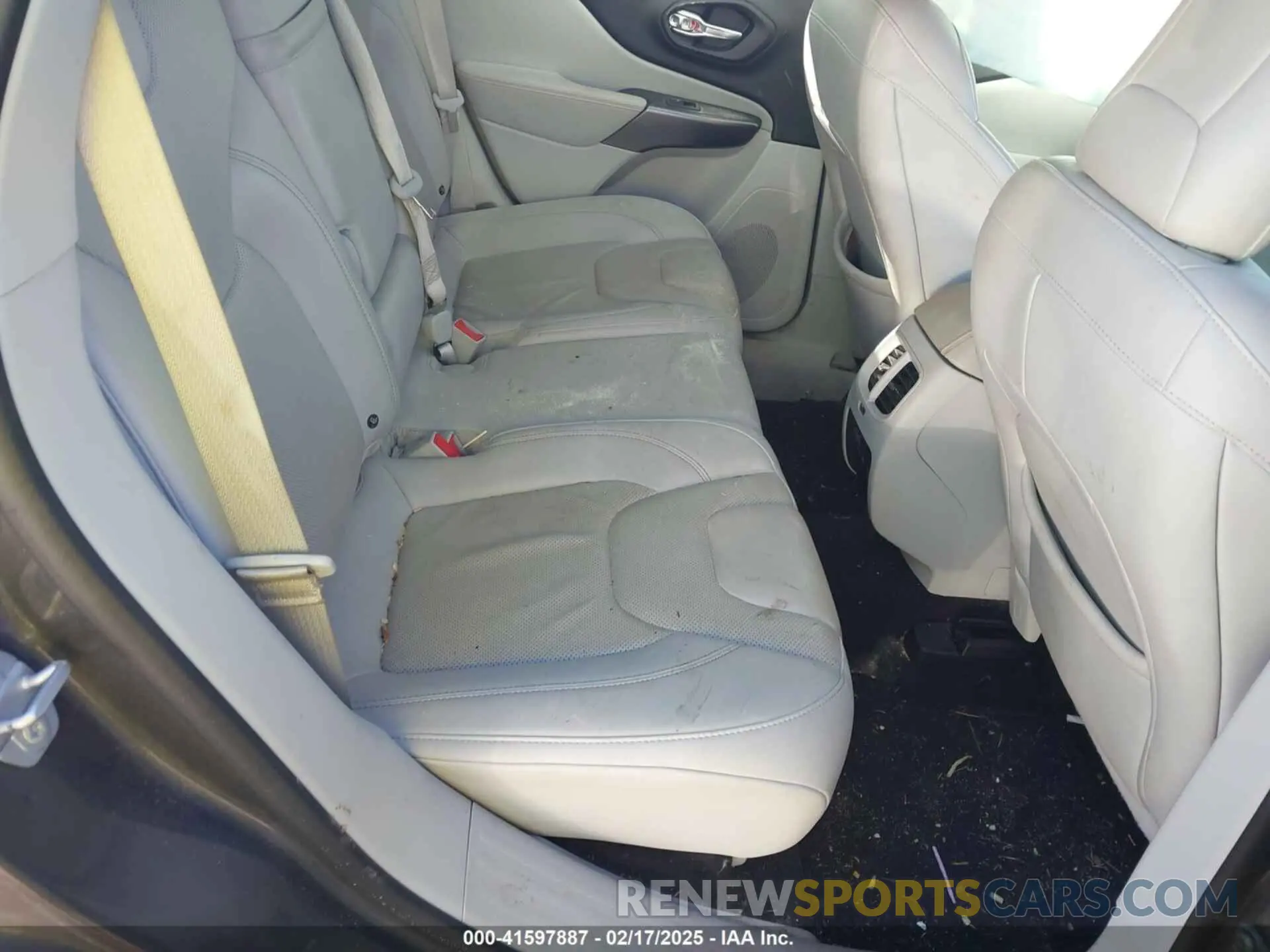 8 Photograph of a damaged car 1C4PJLDB2KD143844 JEEP CHEROKEE 2019
