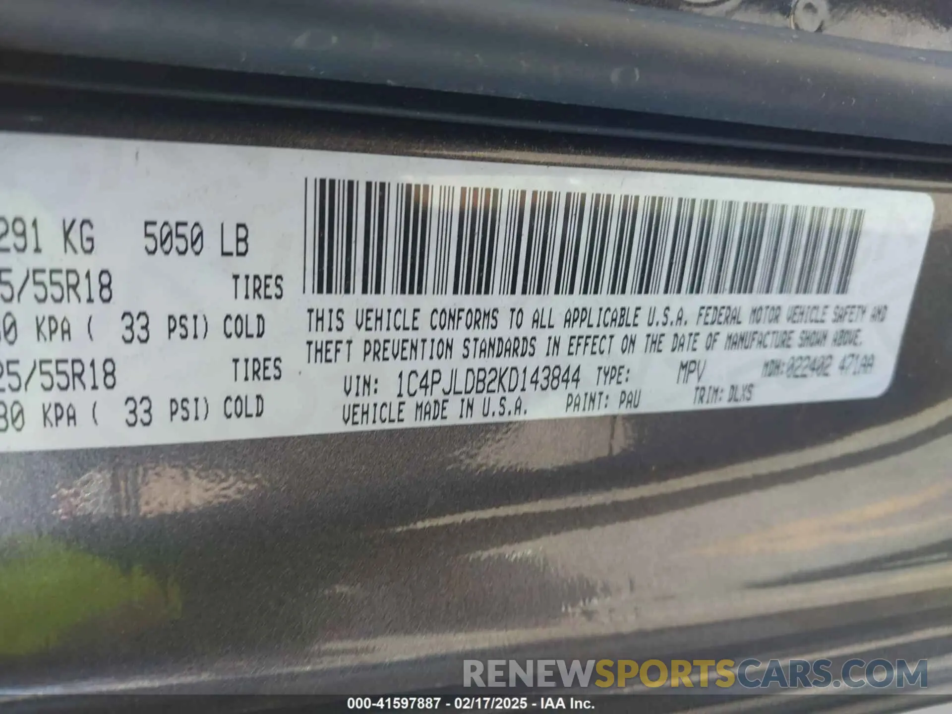 9 Photograph of a damaged car 1C4PJLDB2KD143844 JEEP CHEROKEE 2019