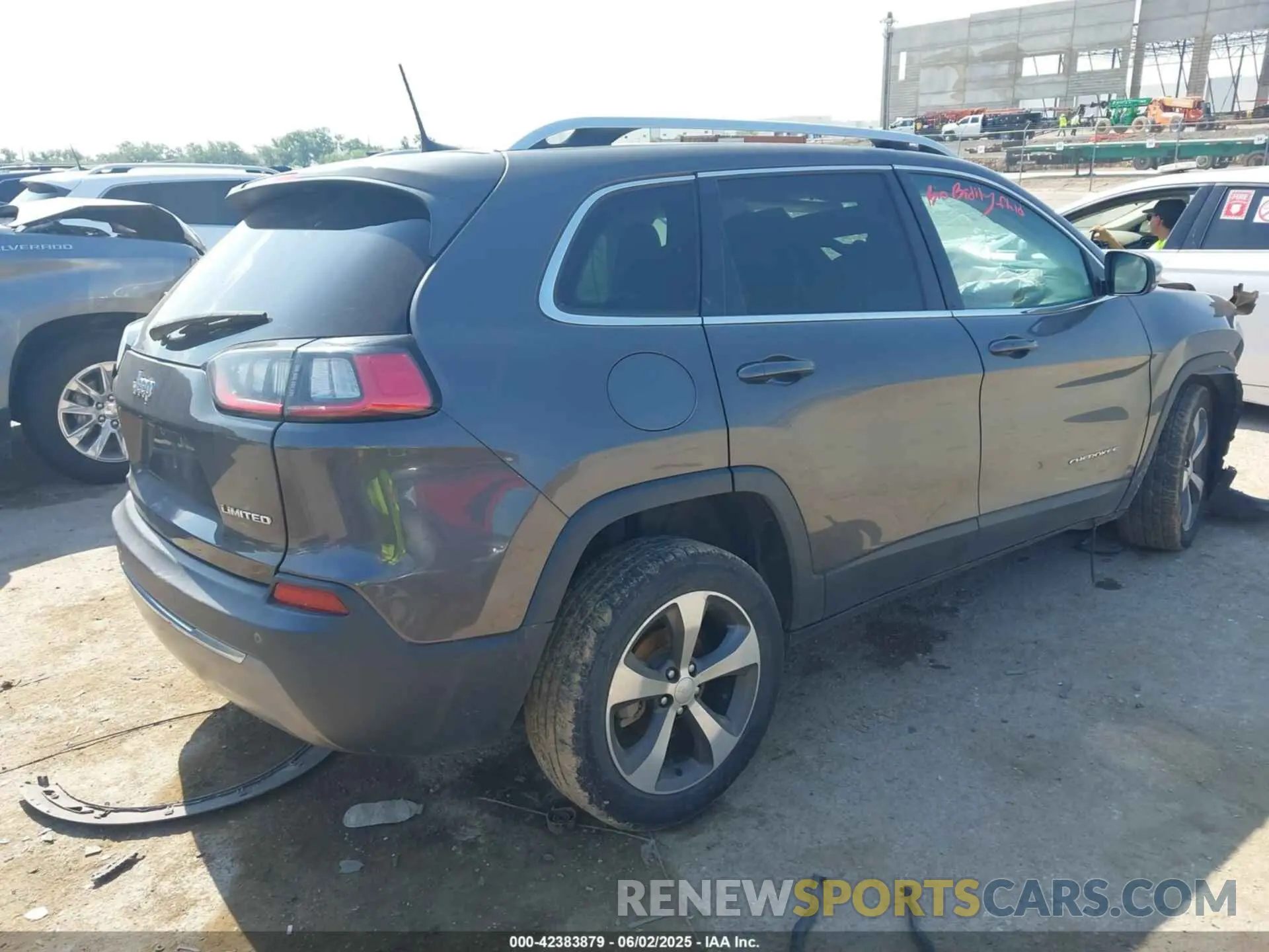 4 Photograph of a damaged car 1C4PJLDB2KD433890 JEEP CHEROKEE 2019