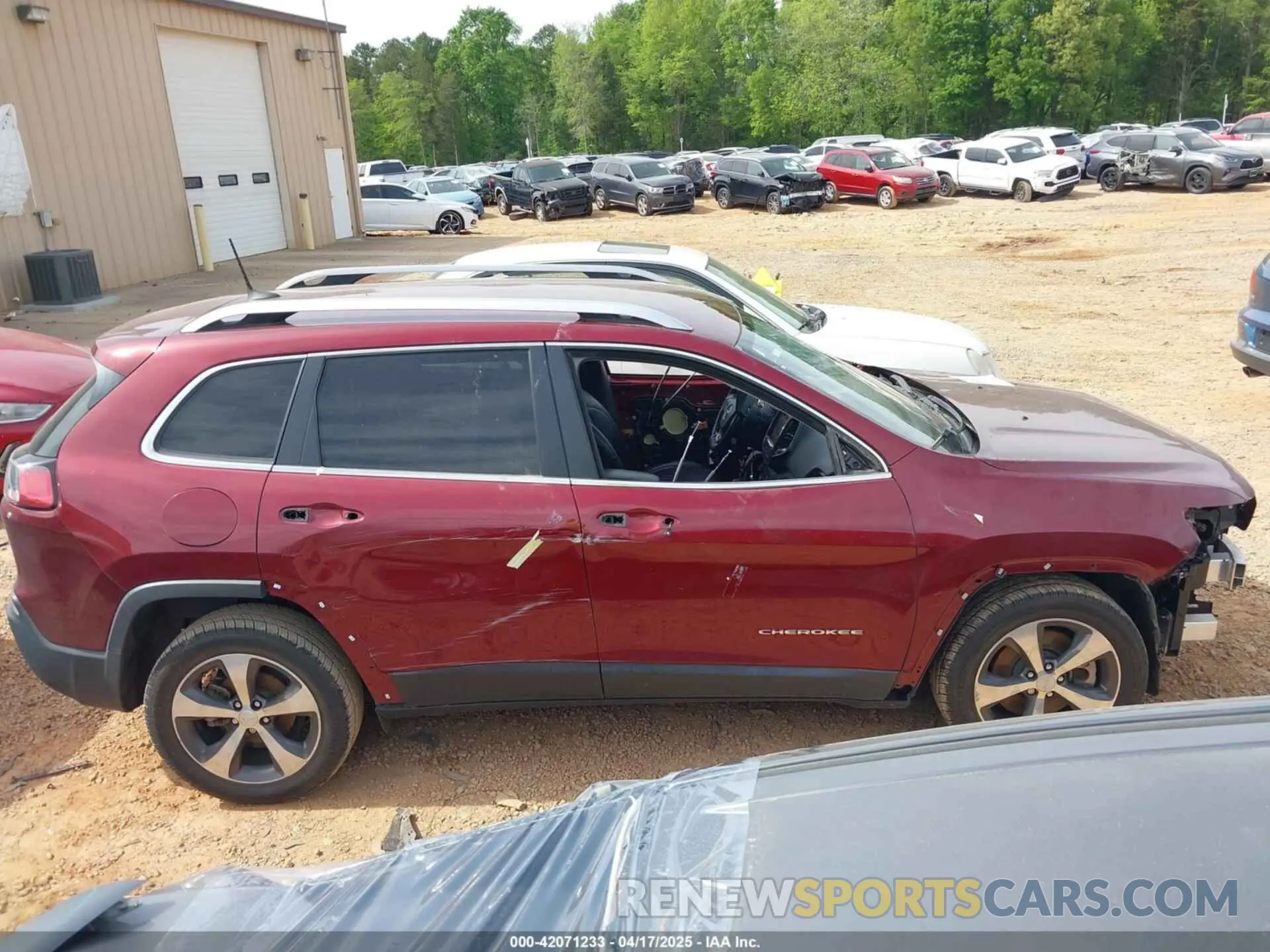 13 Photograph of a damaged car 1C4PJLDB3KD266665 JEEP CHEROKEE 2019
