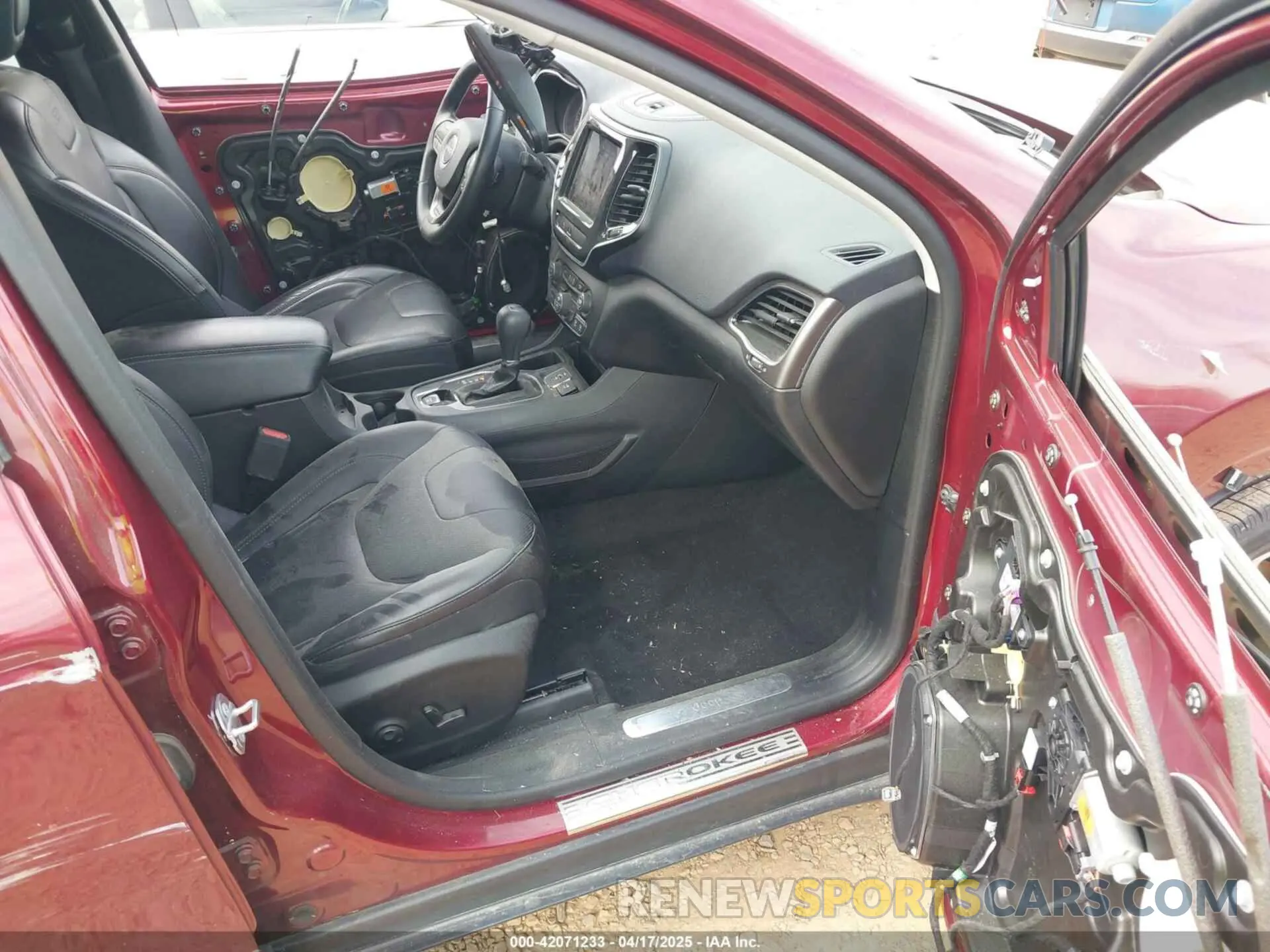 5 Photograph of a damaged car 1C4PJLDB3KD266665 JEEP CHEROKEE 2019