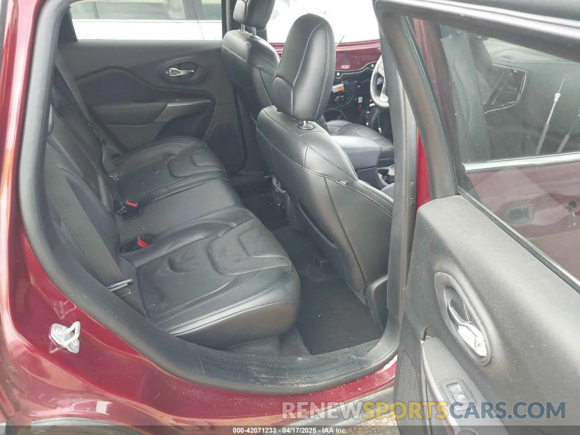 8 Photograph of a damaged car 1C4PJLDB3KD266665 JEEP CHEROKEE 2019