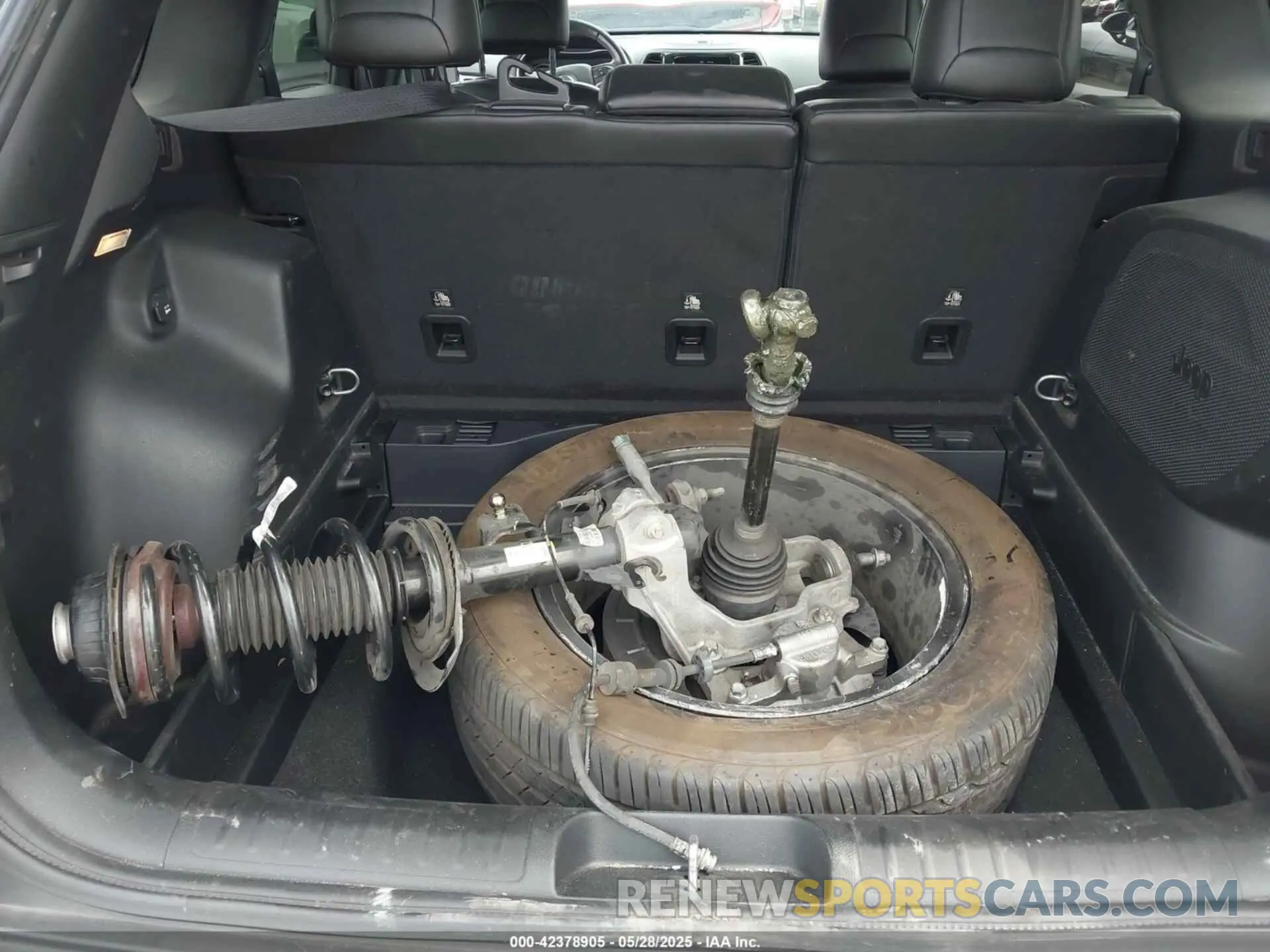 12 Photograph of a damaged car 1C4PJLDB4KD365690 JEEP CHEROKEE 2019