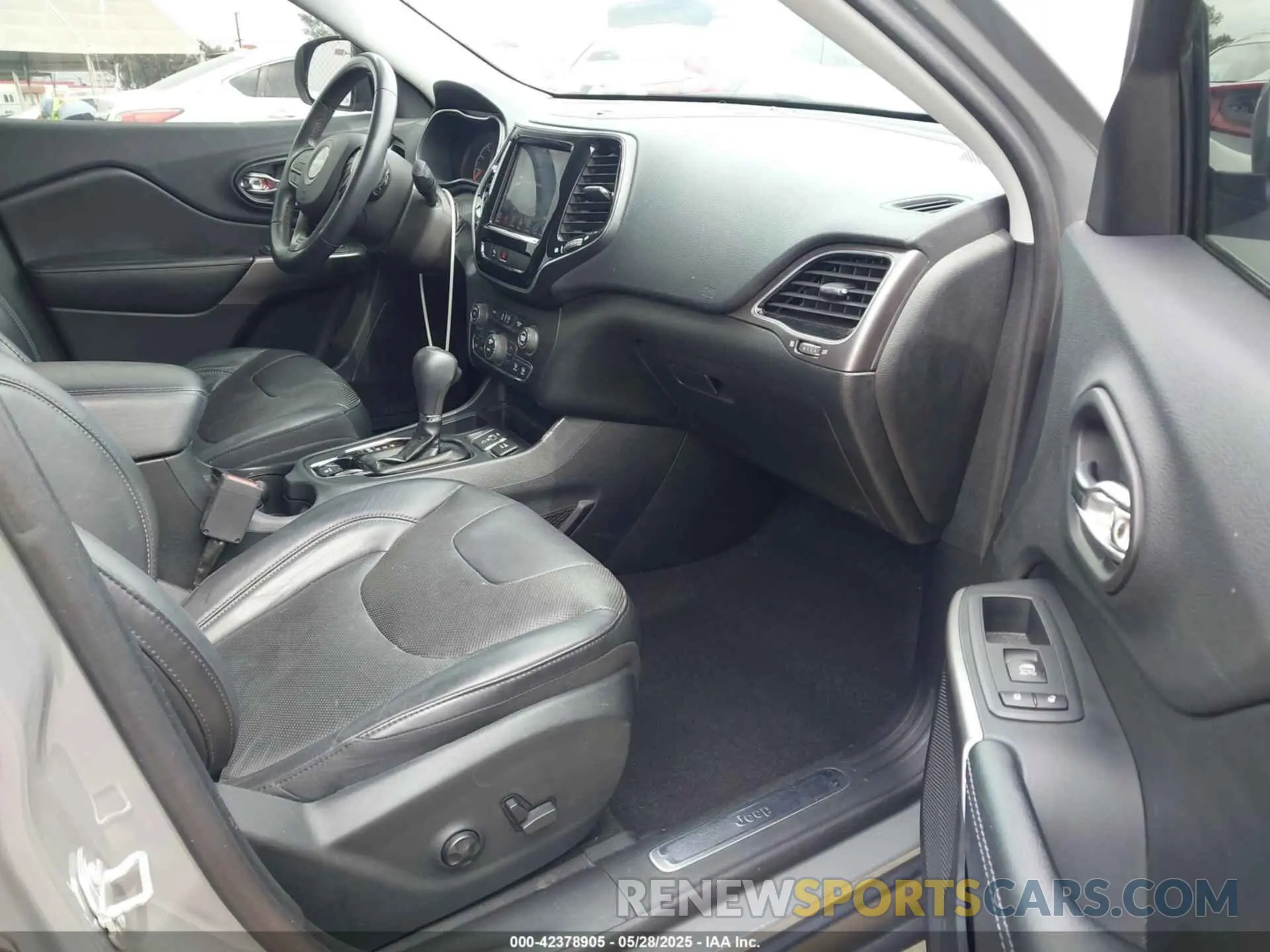 5 Photograph of a damaged car 1C4PJLDB4KD365690 JEEP CHEROKEE 2019