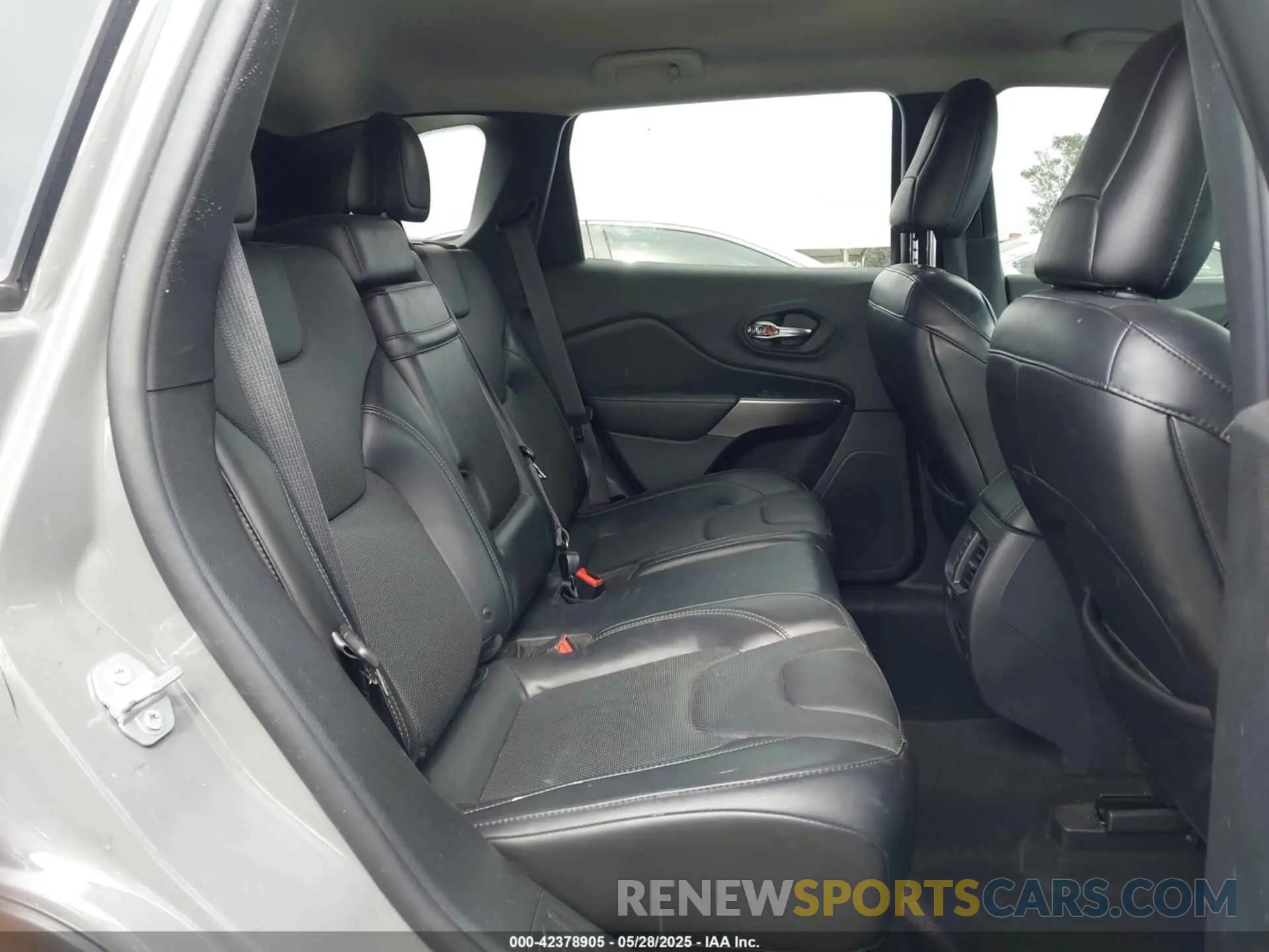 8 Photograph of a damaged car 1C4PJLDB4KD365690 JEEP CHEROKEE 2019