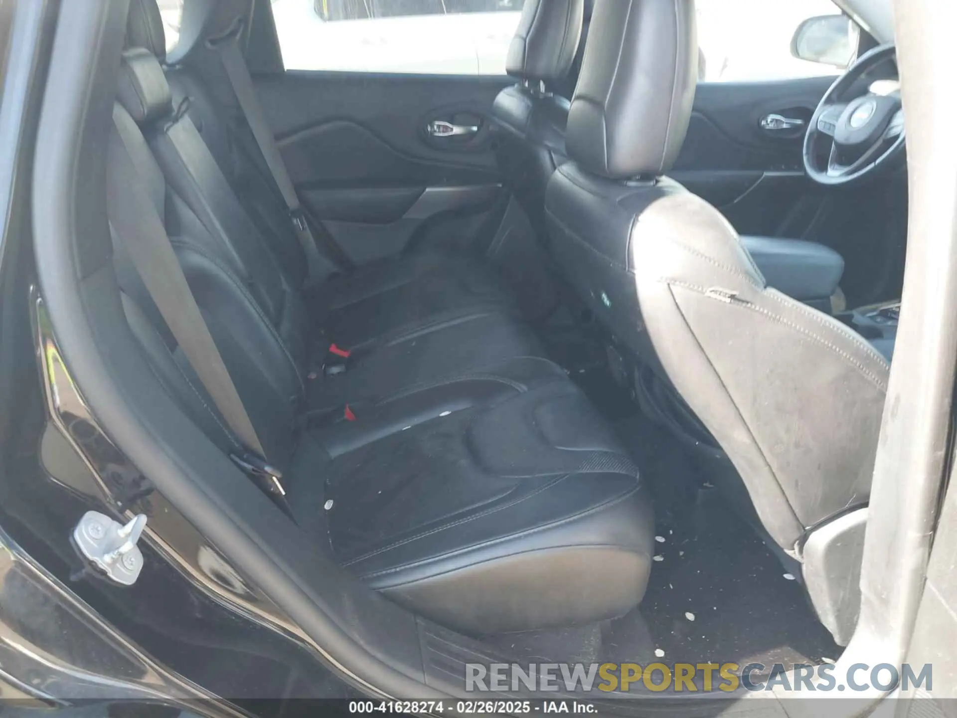 8 Photograph of a damaged car 1C4PJLDB4KD416184 JEEP CHEROKEE 2019