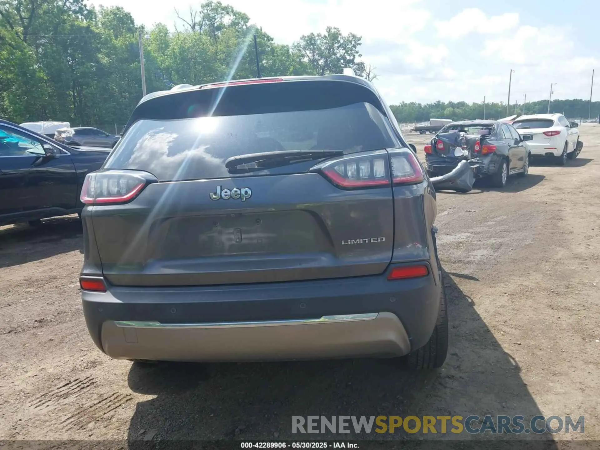 15 Photograph of a damaged car 1C4PJLDB5KD380988 JEEP CHEROKEE 2019