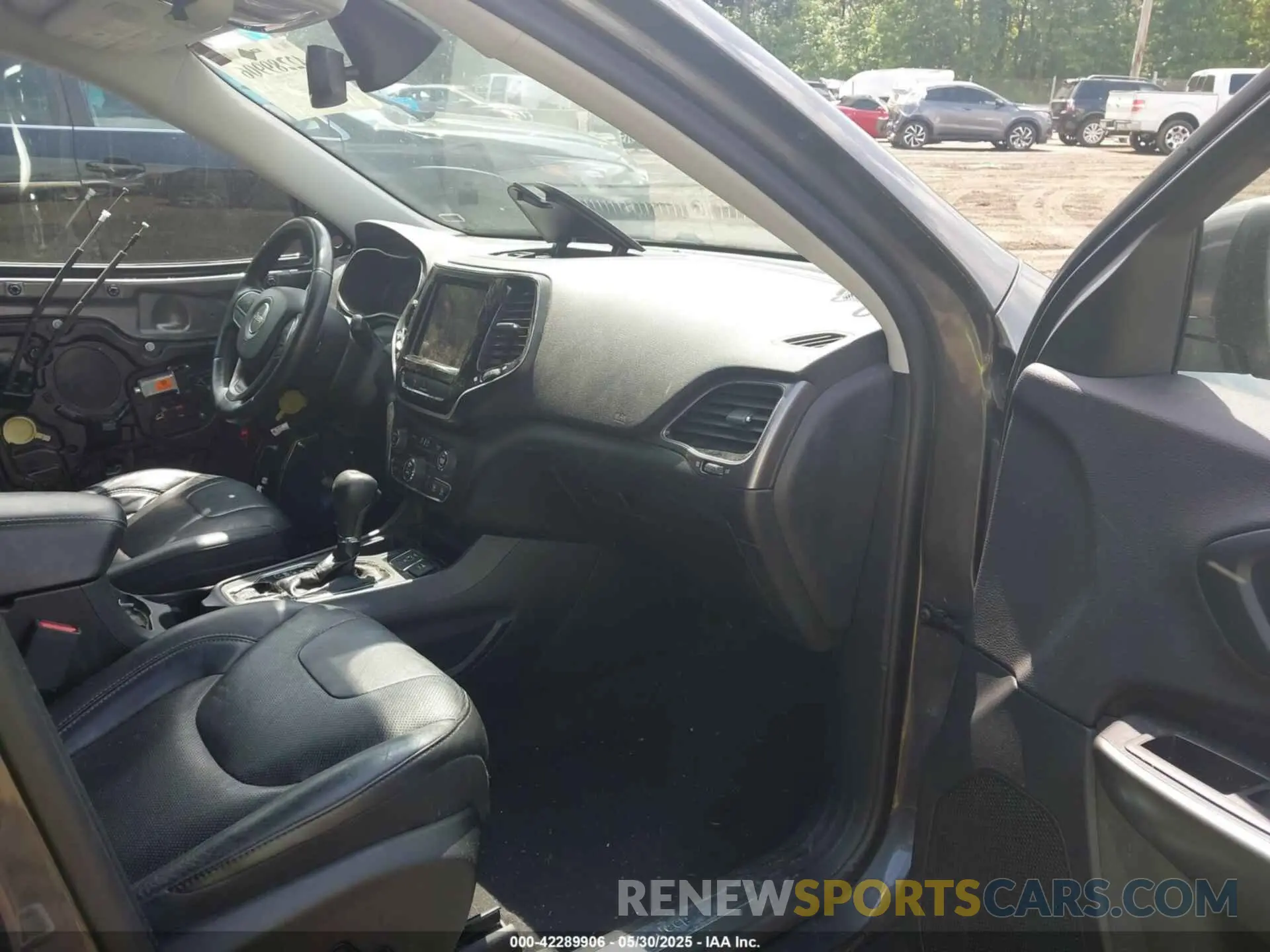 5 Photograph of a damaged car 1C4PJLDB5KD380988 JEEP CHEROKEE 2019