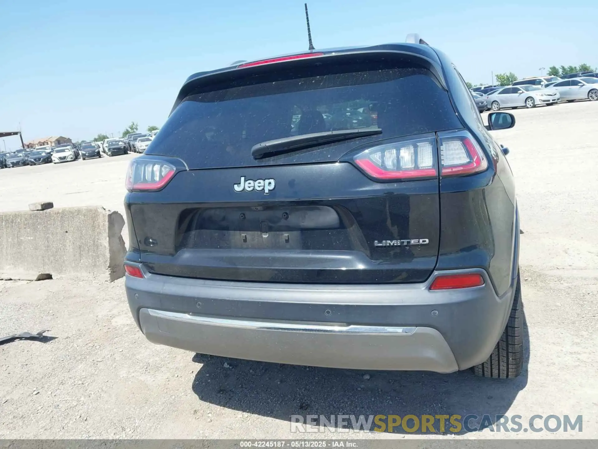 17 Photograph of a damaged car 1C4PJLDB5KD469816 JEEP CHEROKEE 2019
