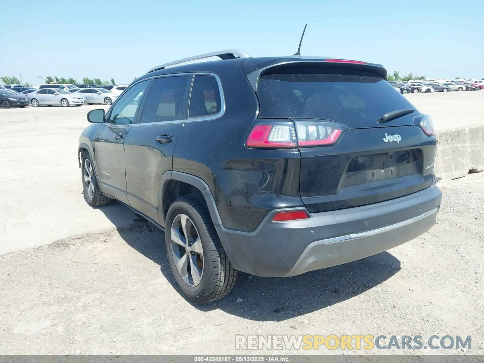 3 Photograph of a damaged car 1C4PJLDB5KD469816 JEEP CHEROKEE 2019
