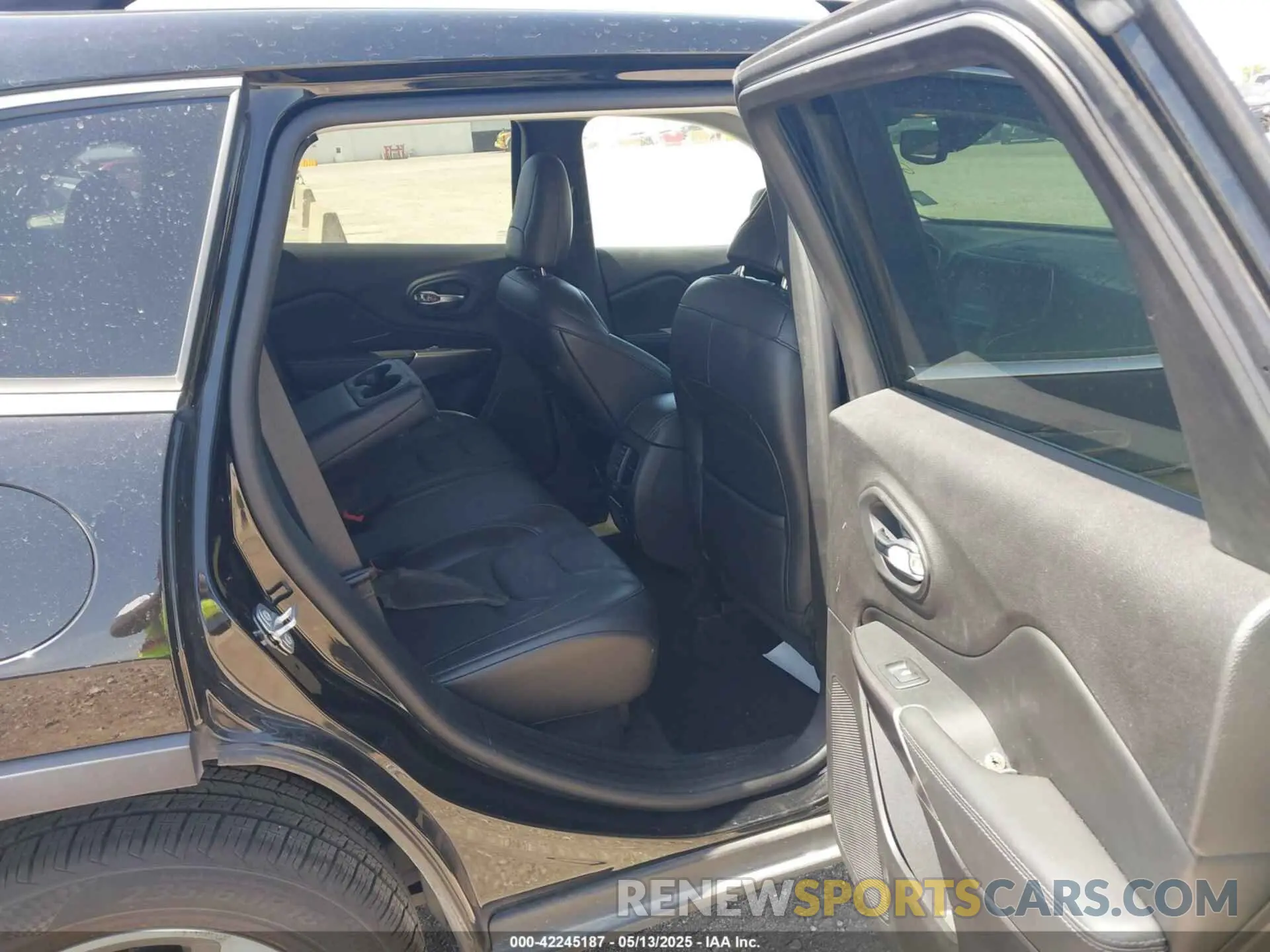 8 Photograph of a damaged car 1C4PJLDB5KD469816 JEEP CHEROKEE 2019