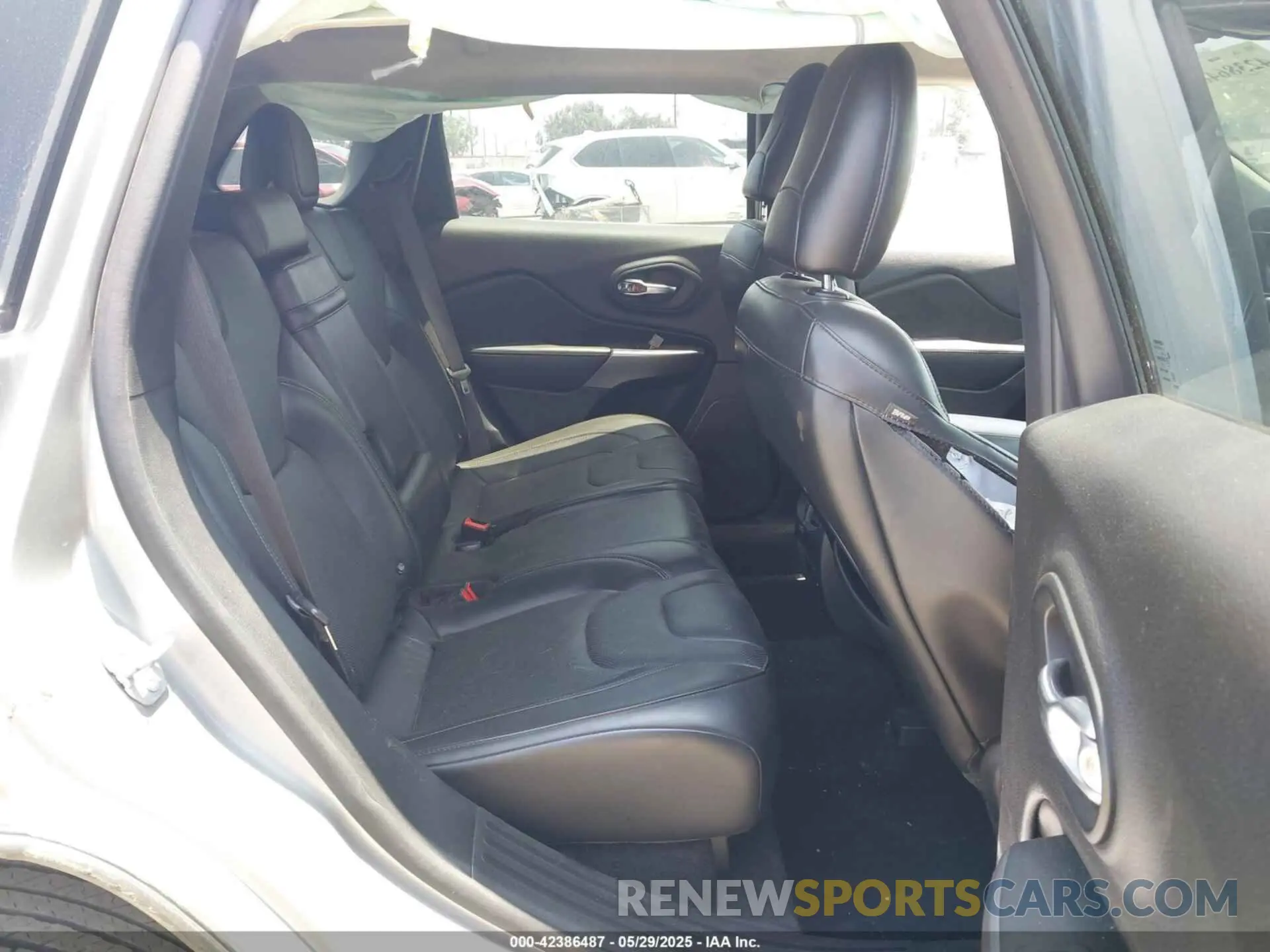 8 Photograph of a damaged car 1C4PJLDB7KD207845 JEEP CHEROKEE 2019