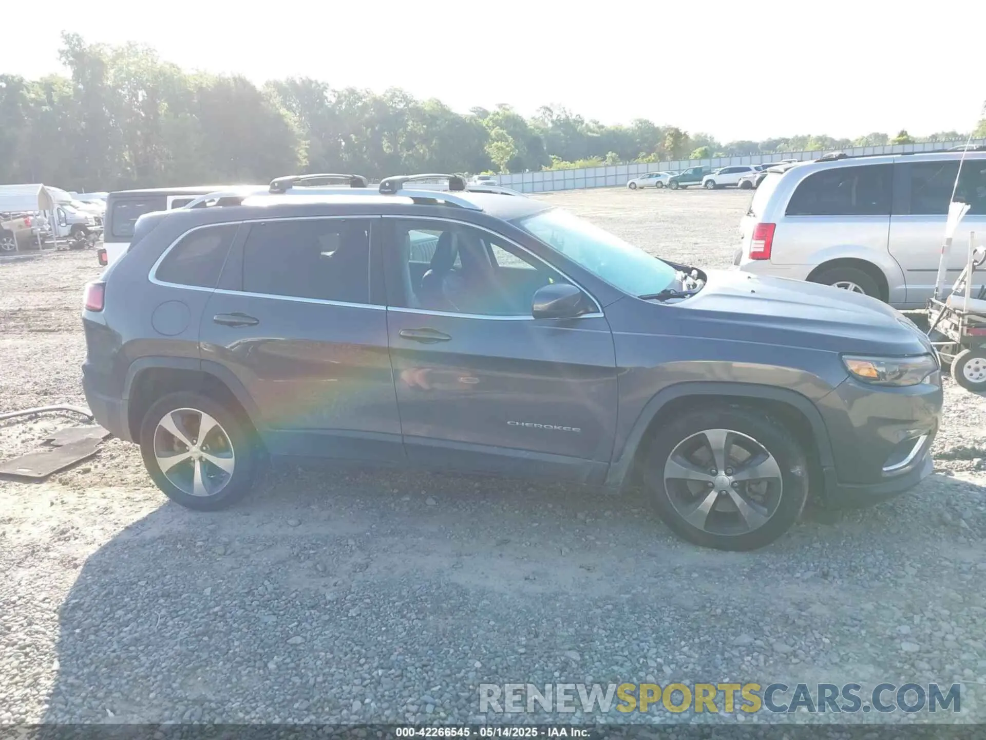 14 Photograph of a damaged car 1C4PJLDB8KD136168 JEEP CHEROKEE 2019