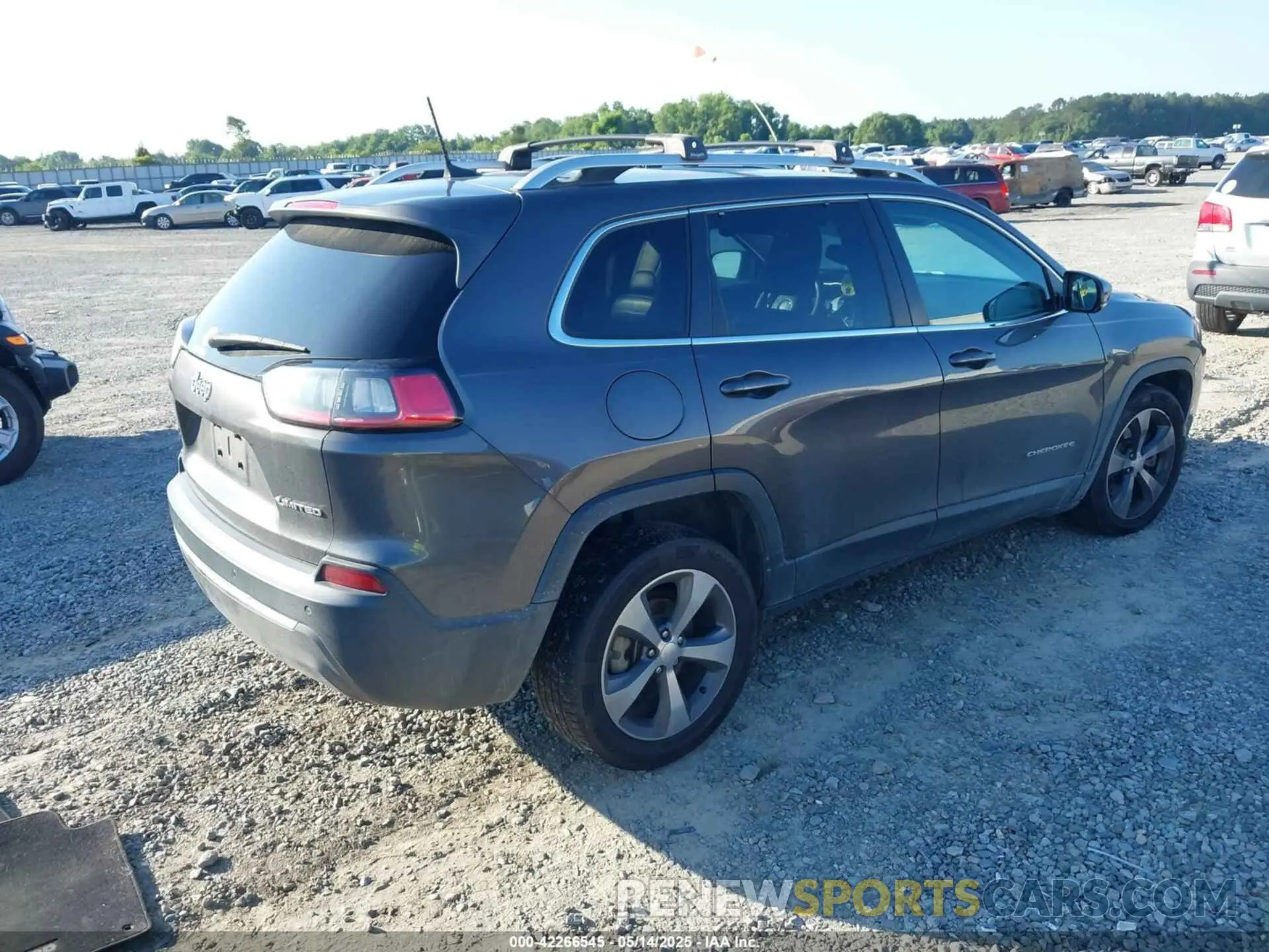 4 Photograph of a damaged car 1C4PJLDB8KD136168 JEEP CHEROKEE 2019