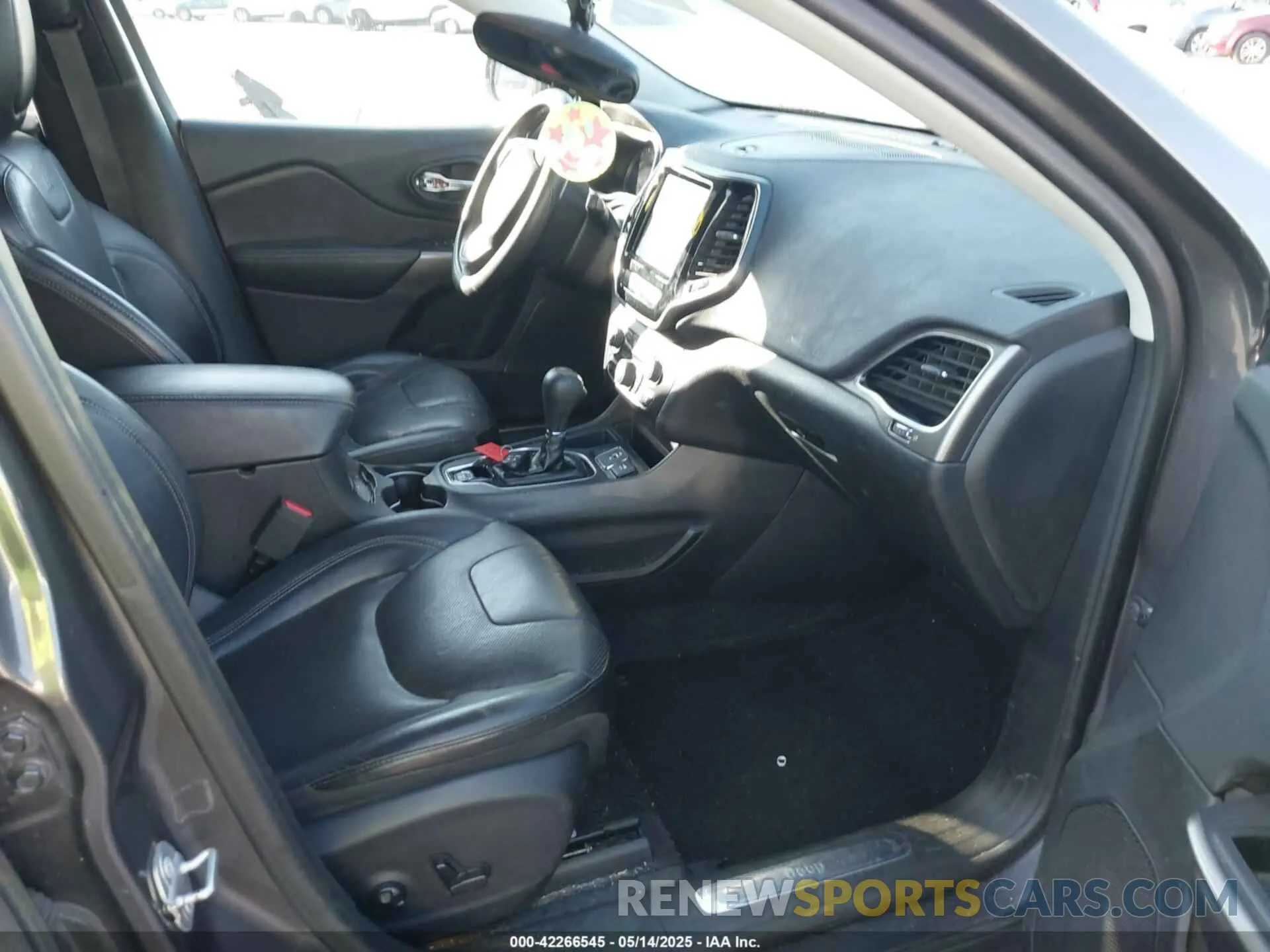5 Photograph of a damaged car 1C4PJLDB8KD136168 JEEP CHEROKEE 2019