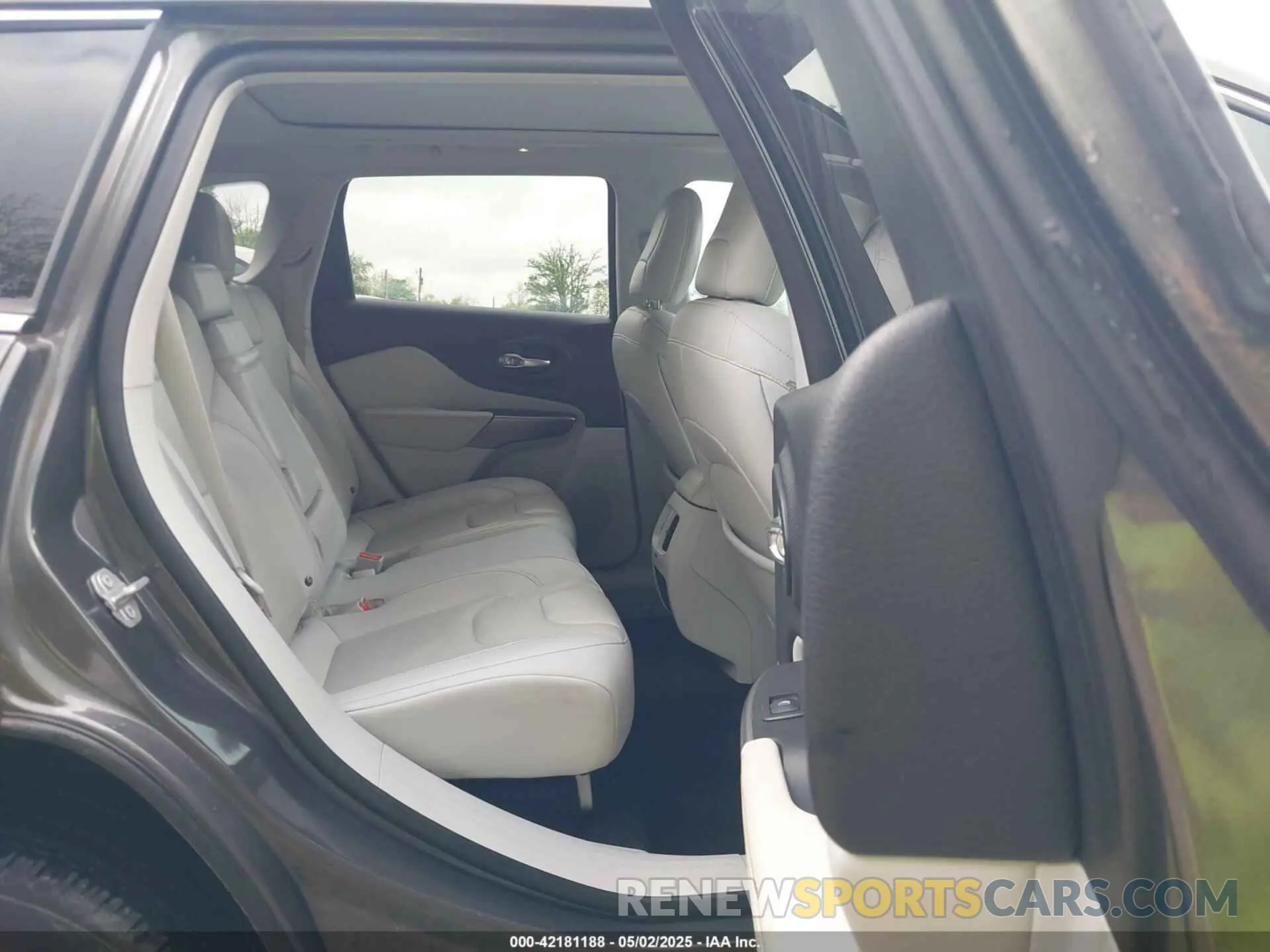 8 Photograph of a damaged car 1C4PJLDB8KD144495 JEEP CHEROKEE 2019