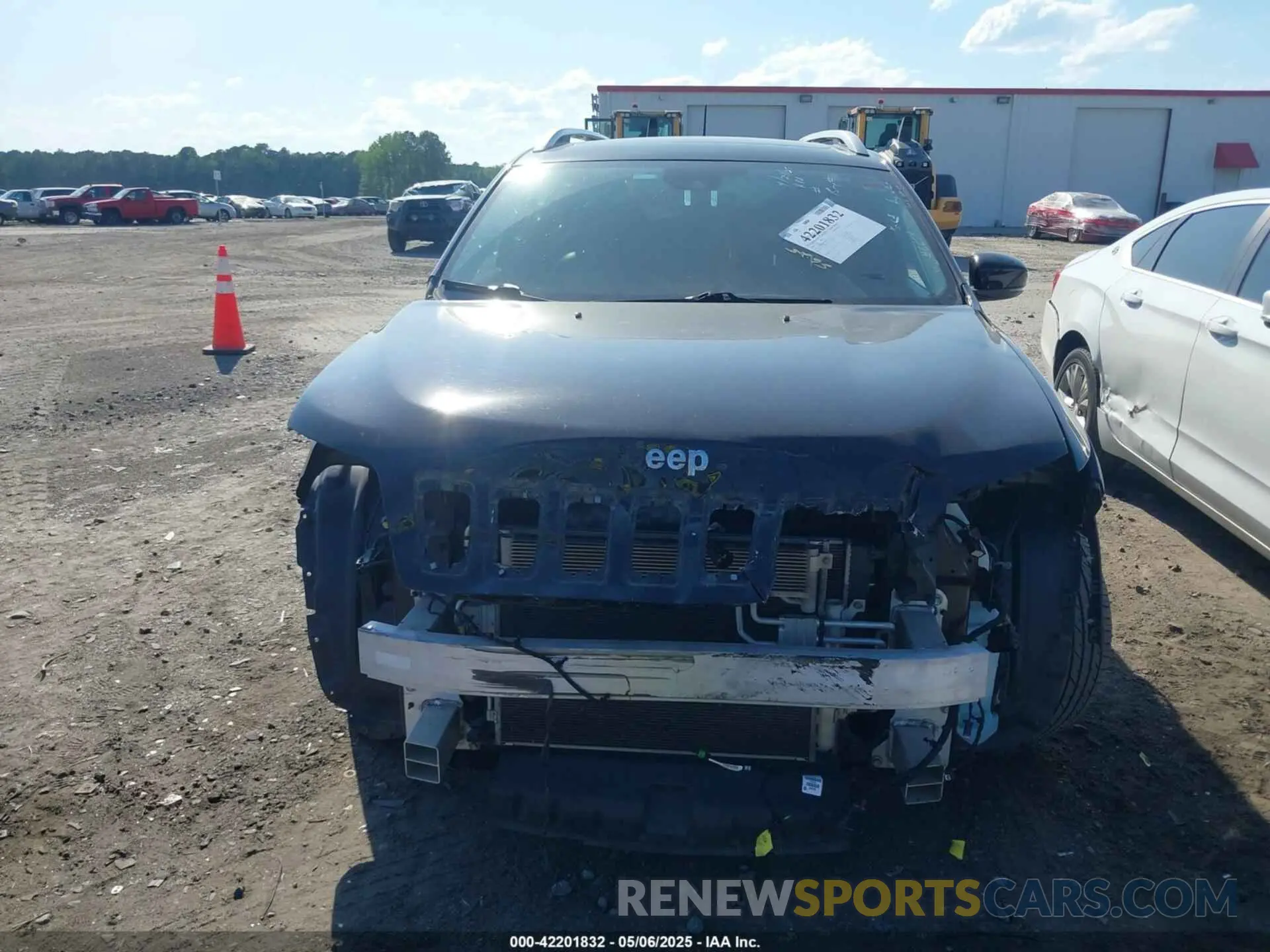 13 Photograph of a damaged car 1C4PJLDB9KD266654 JEEP CHEROKEE 2019