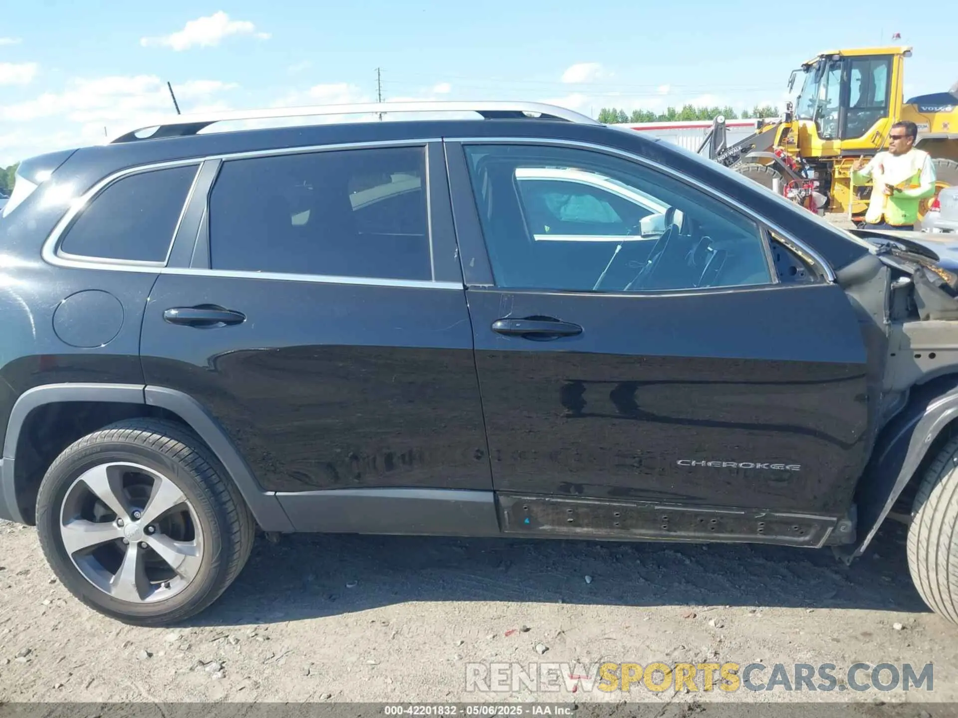 14 Photograph of a damaged car 1C4PJLDB9KD266654 JEEP CHEROKEE 2019