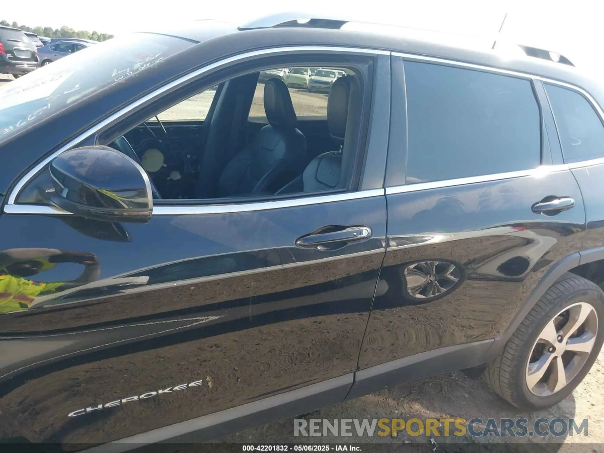 15 Photograph of a damaged car 1C4PJLDB9KD266654 JEEP CHEROKEE 2019