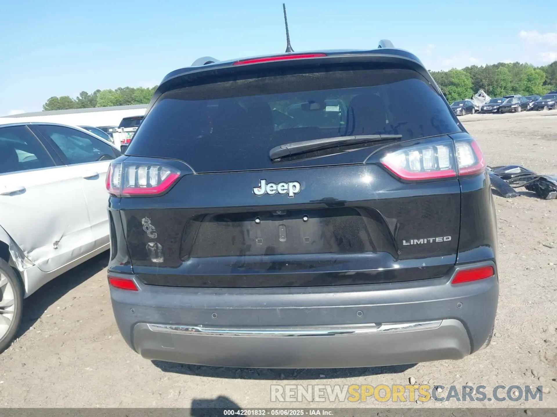 17 Photograph of a damaged car 1C4PJLDB9KD266654 JEEP CHEROKEE 2019