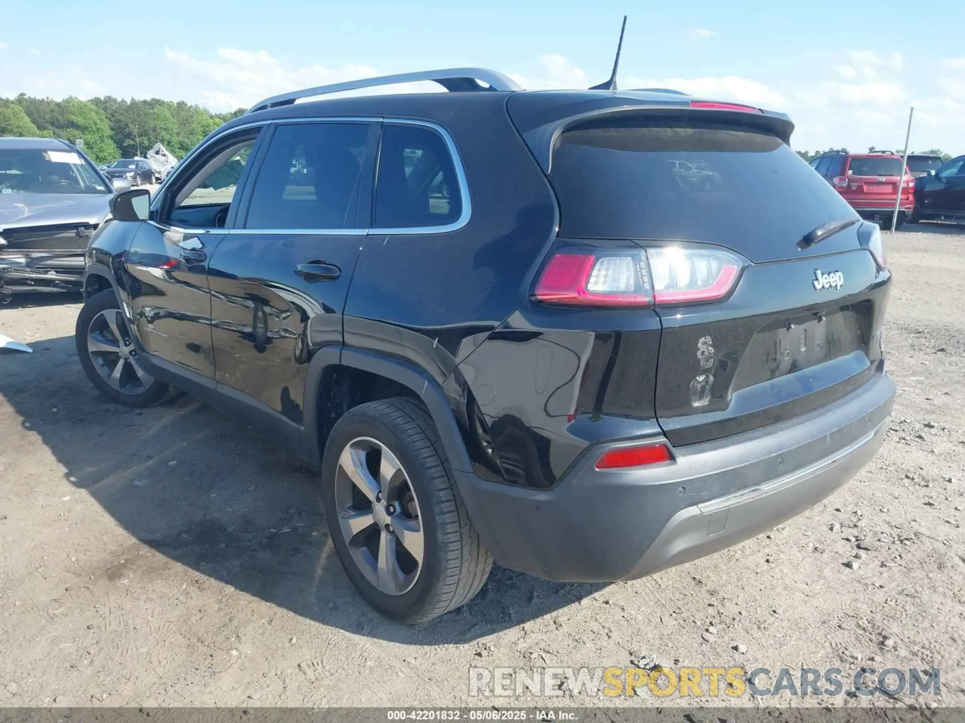 3 Photograph of a damaged car 1C4PJLDB9KD266654 JEEP CHEROKEE 2019