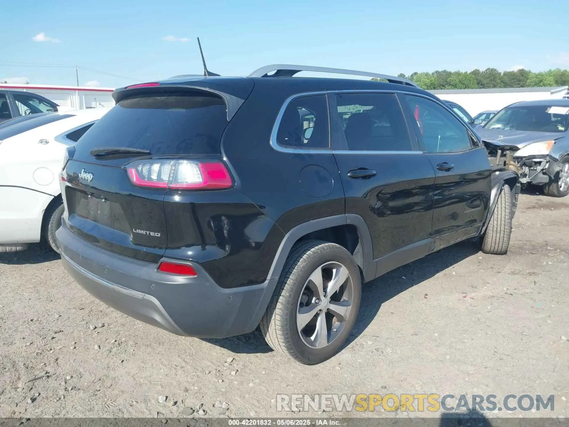 4 Photograph of a damaged car 1C4PJLDB9KD266654 JEEP CHEROKEE 2019