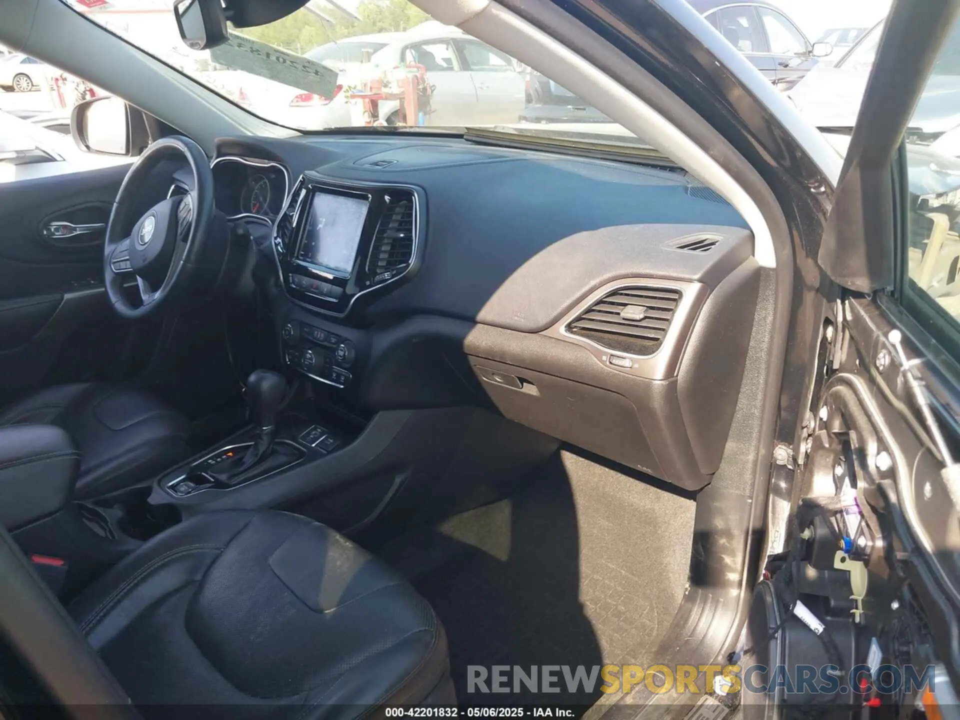 5 Photograph of a damaged car 1C4PJLDB9KD266654 JEEP CHEROKEE 2019