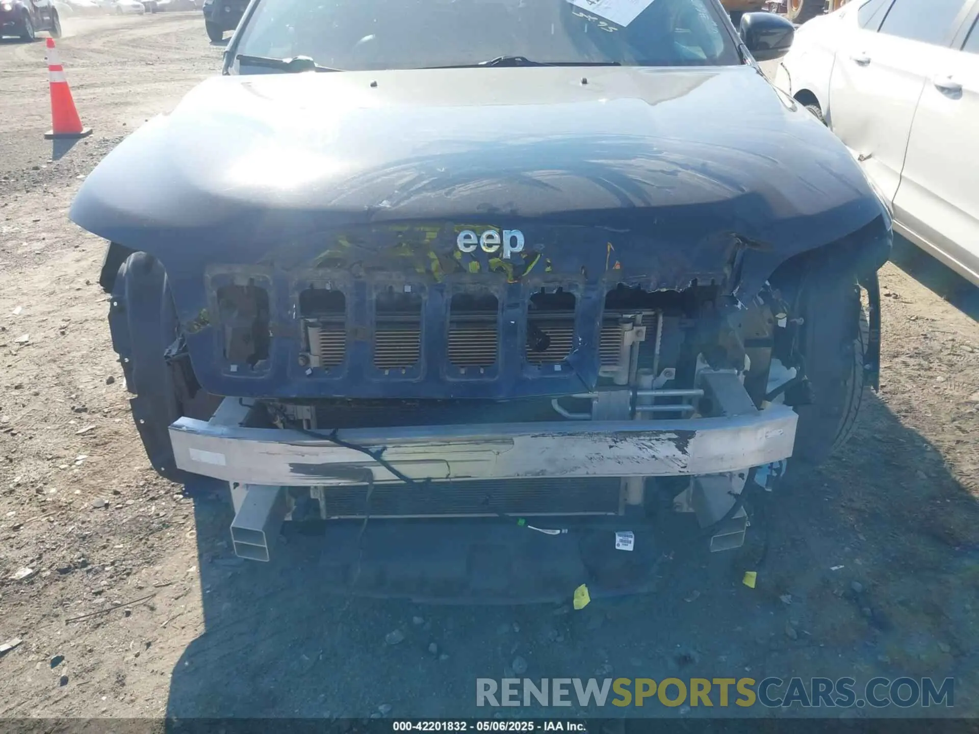 6 Photograph of a damaged car 1C4PJLDB9KD266654 JEEP CHEROKEE 2019