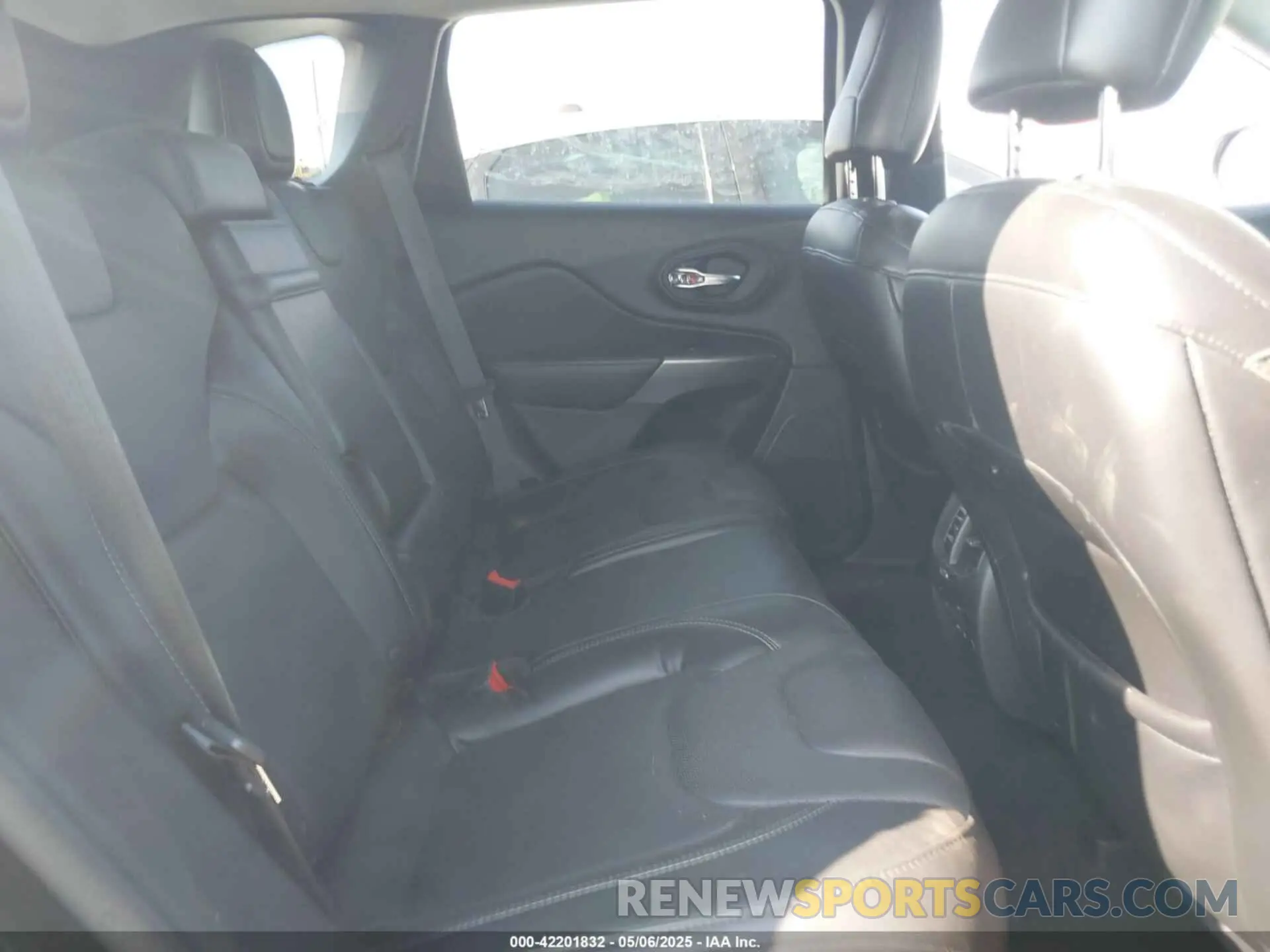8 Photograph of a damaged car 1C4PJLDB9KD266654 JEEP CHEROKEE 2019