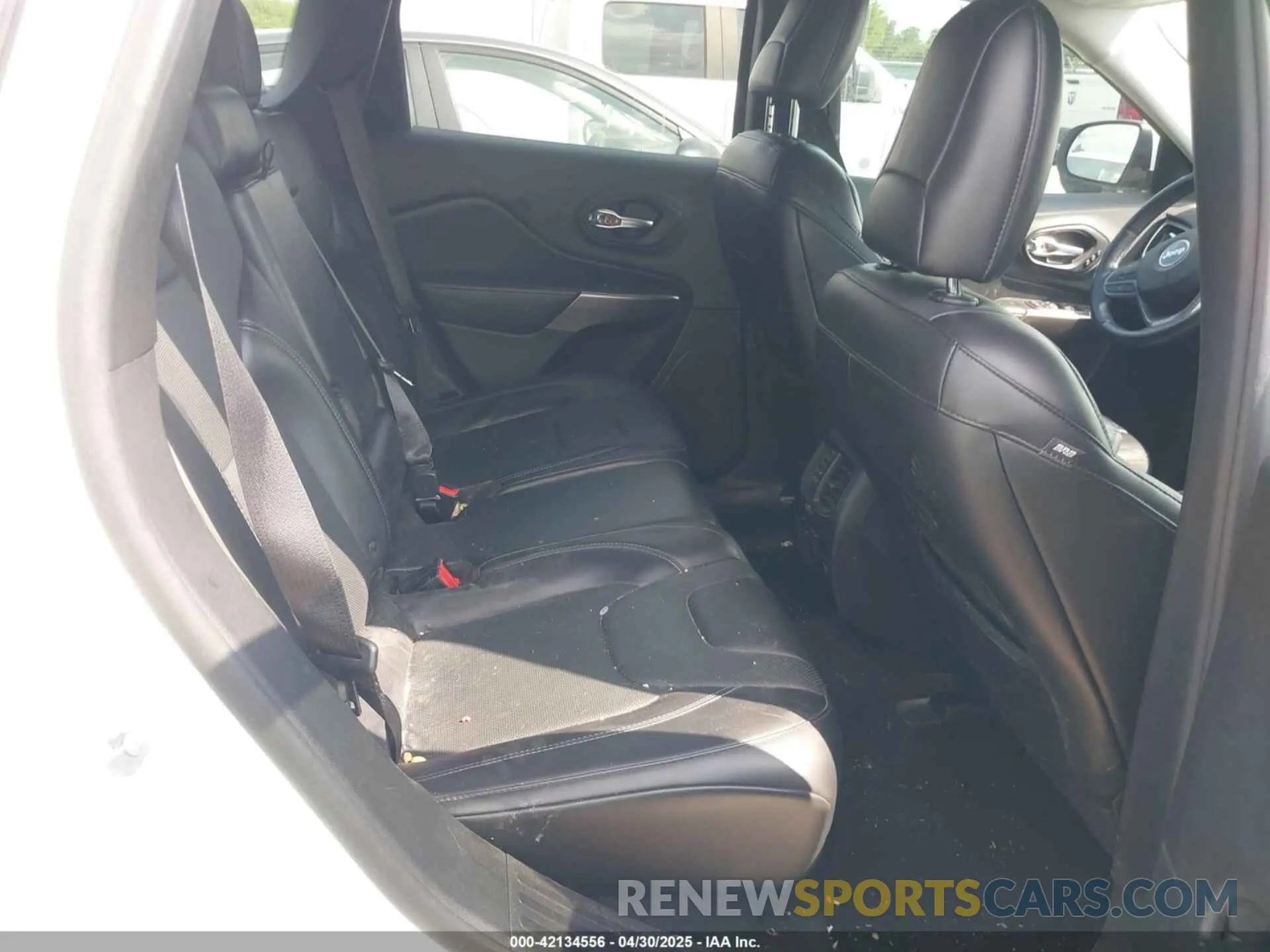 8 Photograph of a damaged car 1C4PJLDB9KD416231 JEEP CHEROKEE 2019