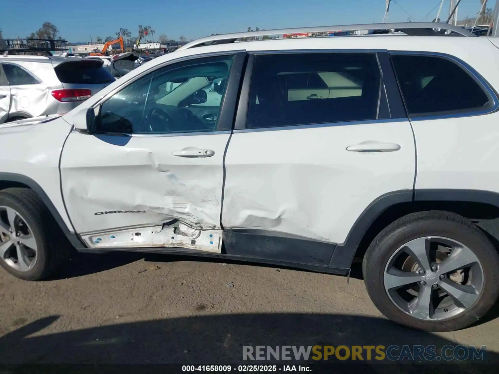 14 Photograph of a damaged car 1C4PJLDB9KD443526 JEEP CHEROKEE 2019