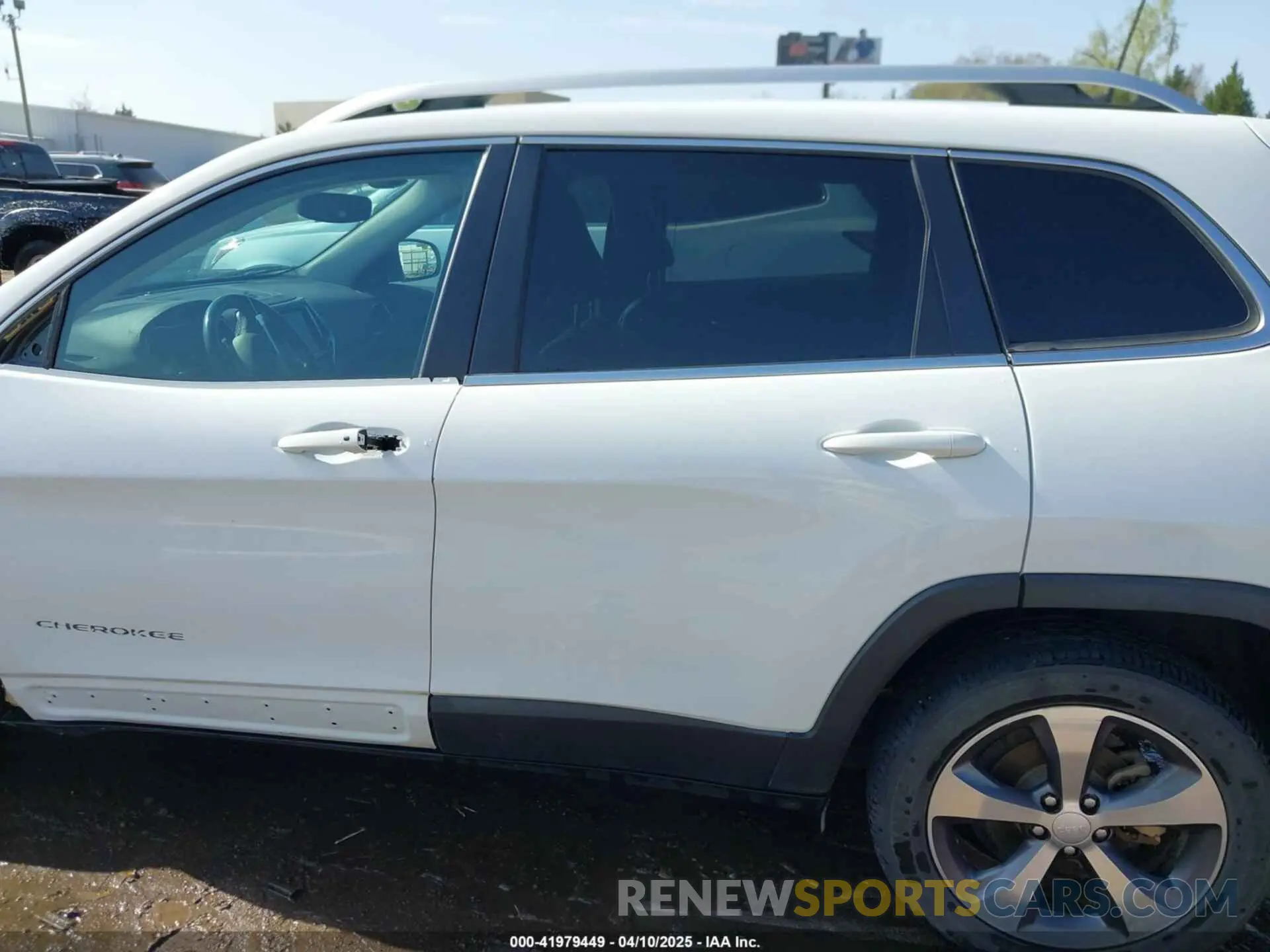 15 Photograph of a damaged car 1C4PJLDBXKD487843 JEEP CHEROKEE 2019