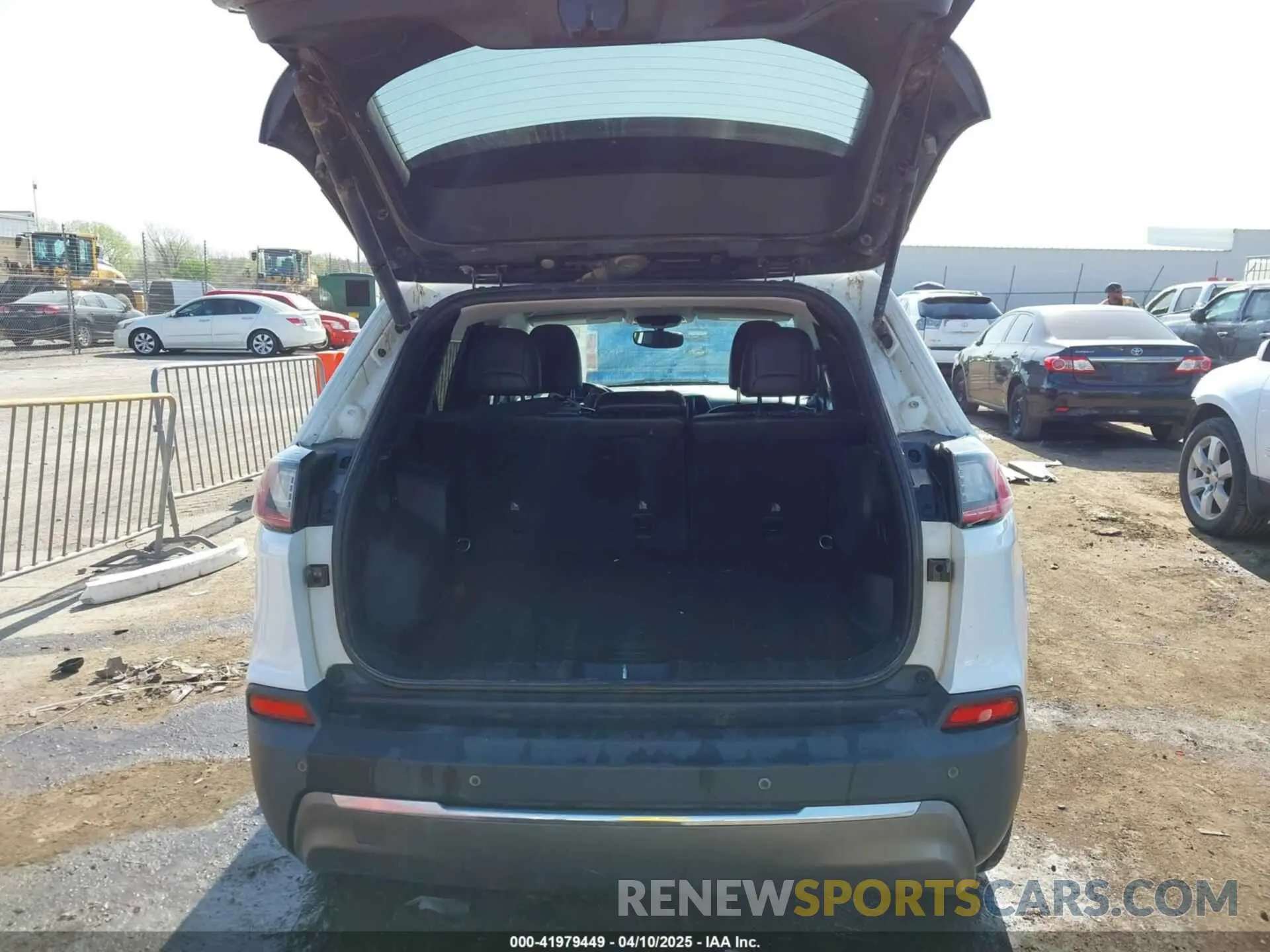 17 Photograph of a damaged car 1C4PJLDBXKD487843 JEEP CHEROKEE 2019