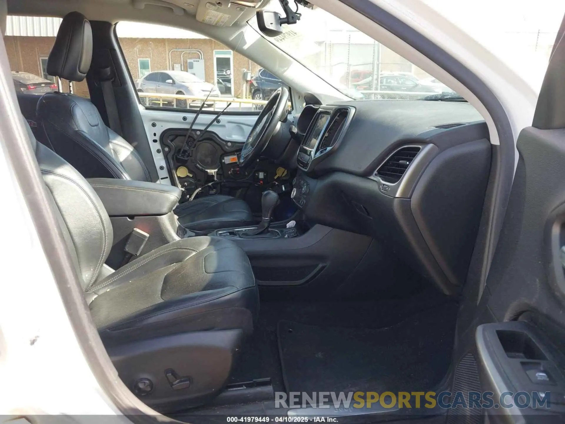 5 Photograph of a damaged car 1C4PJLDBXKD487843 JEEP CHEROKEE 2019