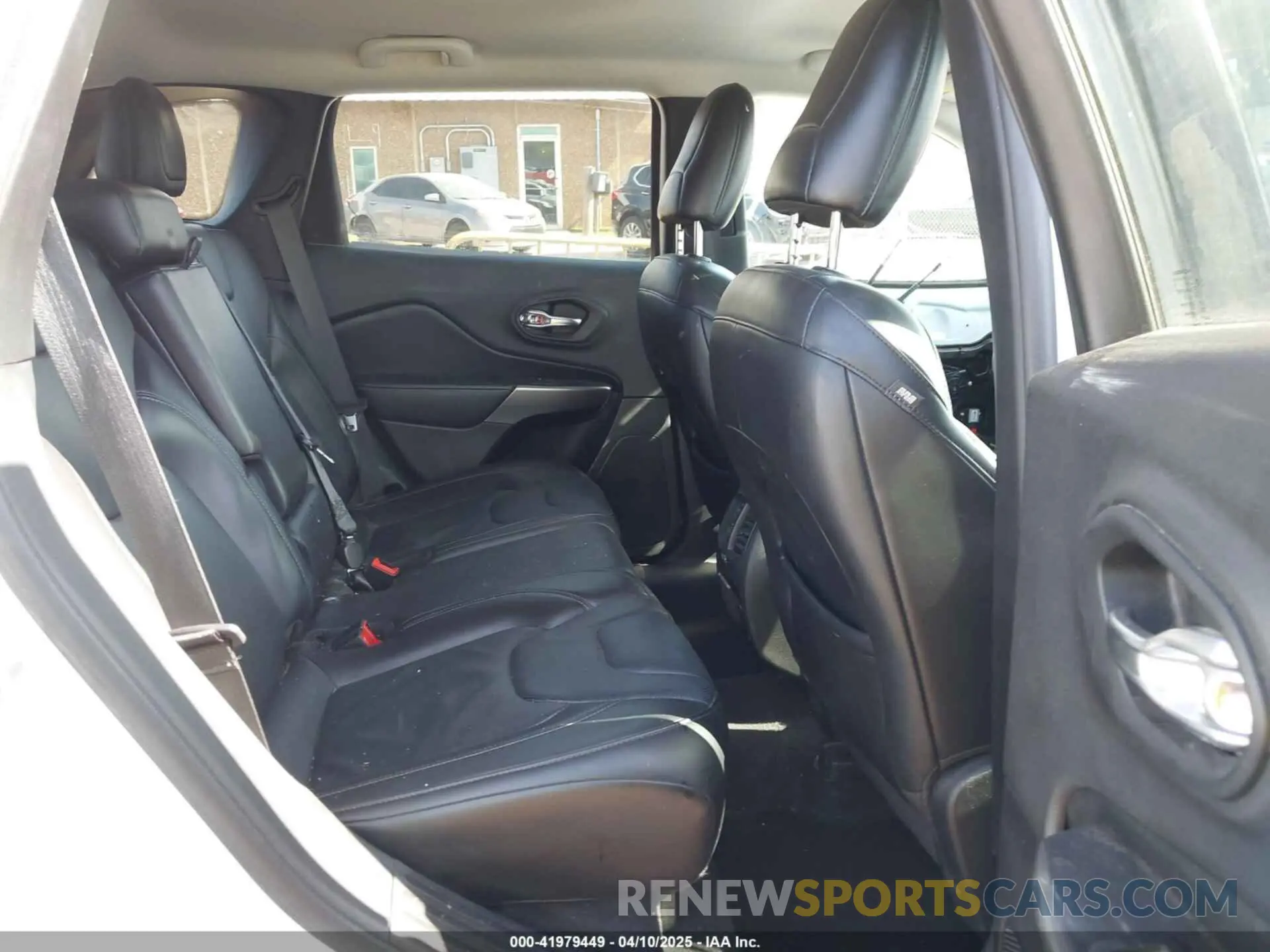 8 Photograph of a damaged car 1C4PJLDBXKD487843 JEEP CHEROKEE 2019