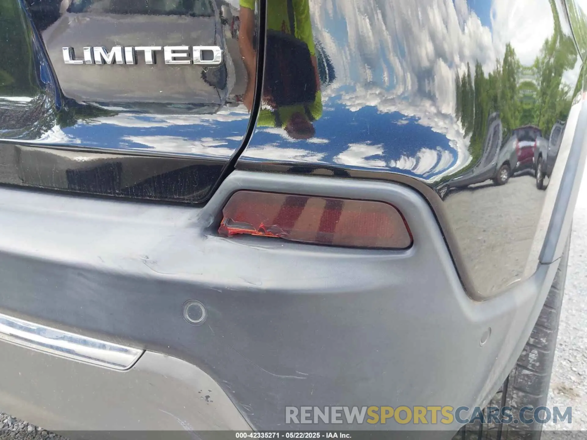 17 Photograph of a damaged car 1C4PJLDNXKD128289 JEEP CHEROKEE 2019