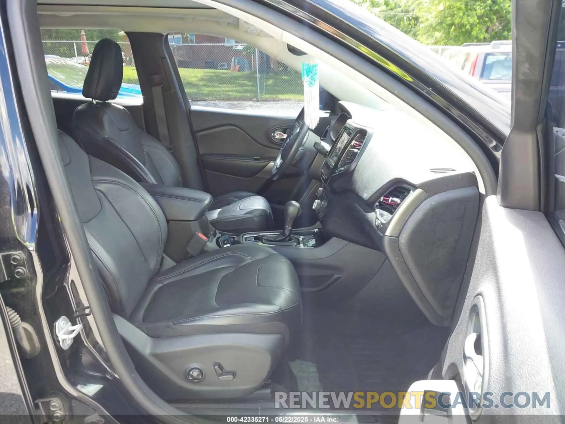 5 Photograph of a damaged car 1C4PJLDNXKD128289 JEEP CHEROKEE 2019