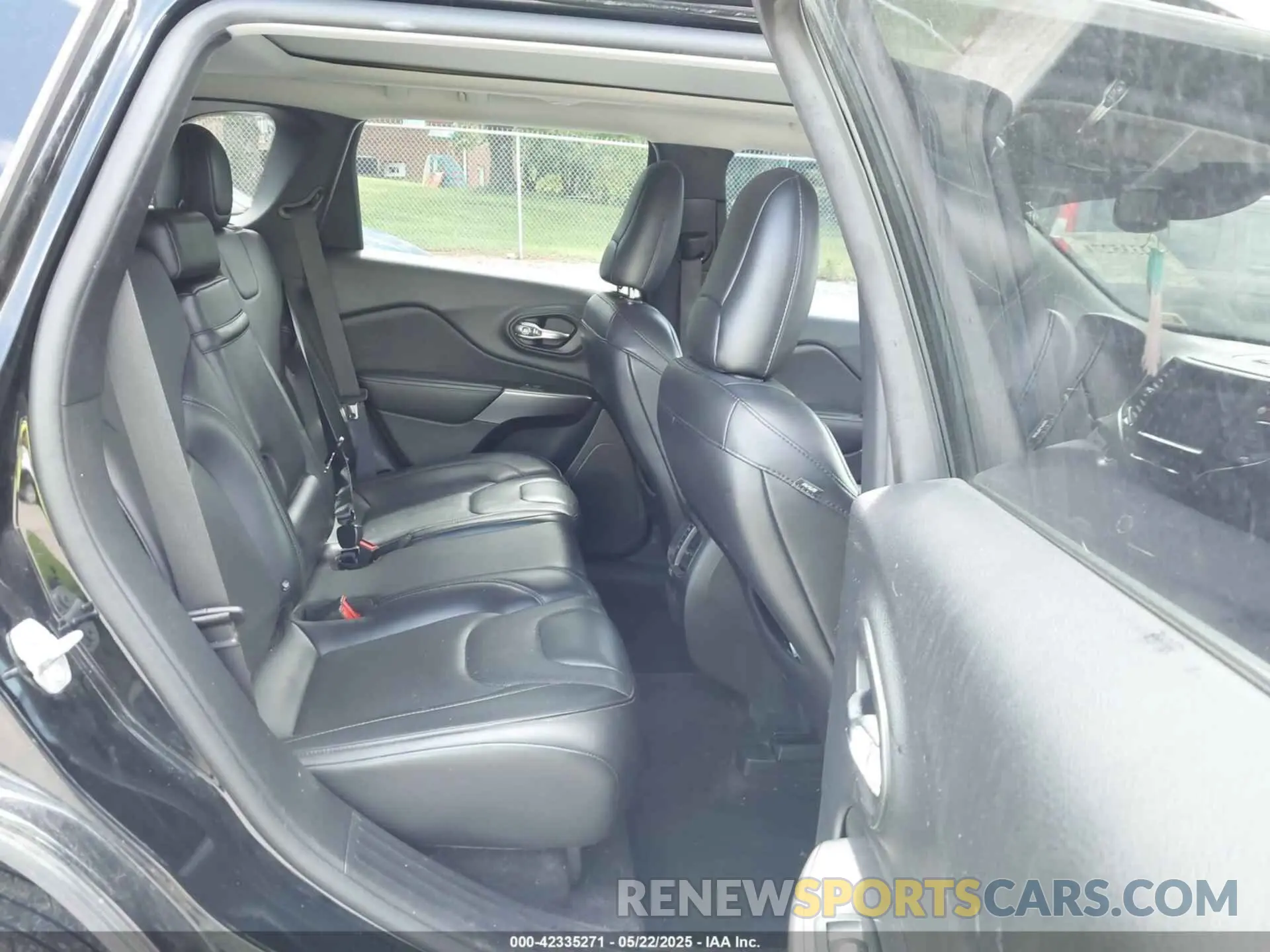 8 Photograph of a damaged car 1C4PJLDNXKD128289 JEEP CHEROKEE 2019