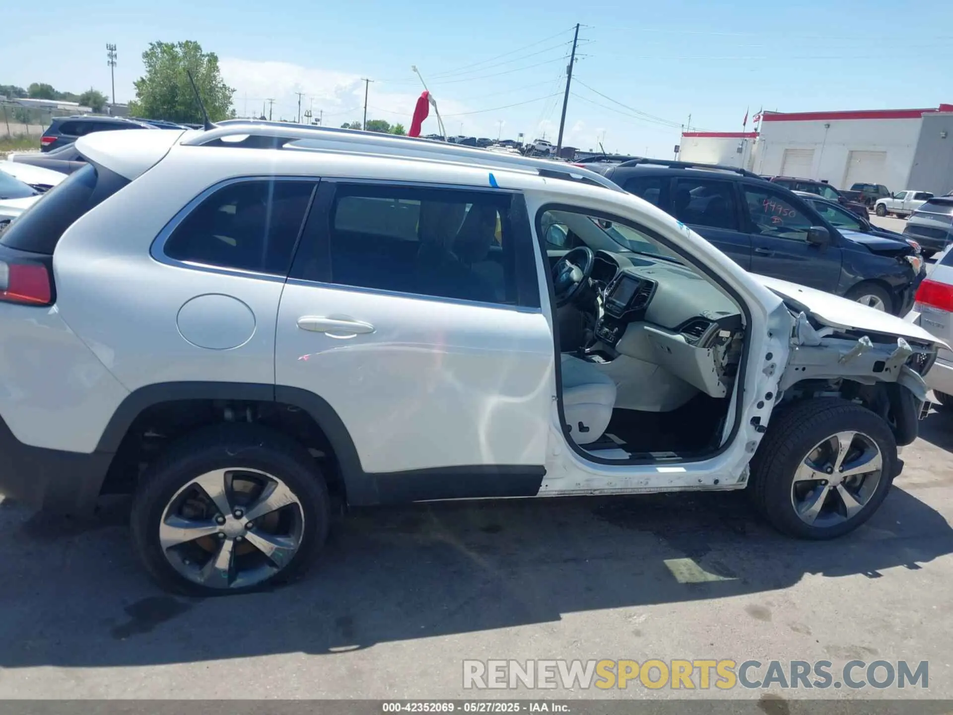 14 Photograph of a damaged car 1C4PJLDX1KD111513 JEEP CHEROKEE 2019