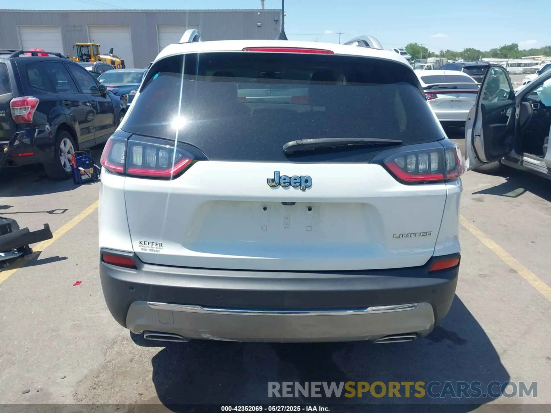 17 Photograph of a damaged car 1C4PJLDX1KD111513 JEEP CHEROKEE 2019
