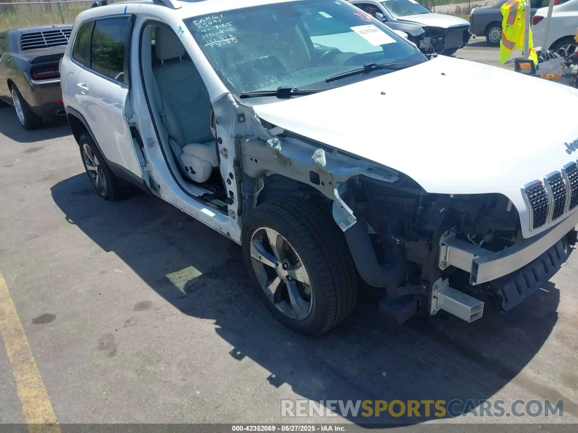 18 Photograph of a damaged car 1C4PJLDX1KD111513 JEEP CHEROKEE 2019